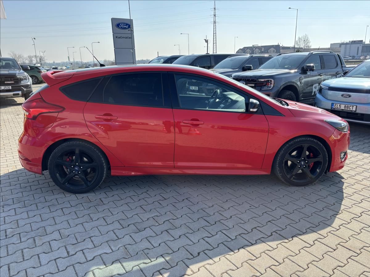 Ford Focus, 1,5 Race Red 110 kW - fotka 6