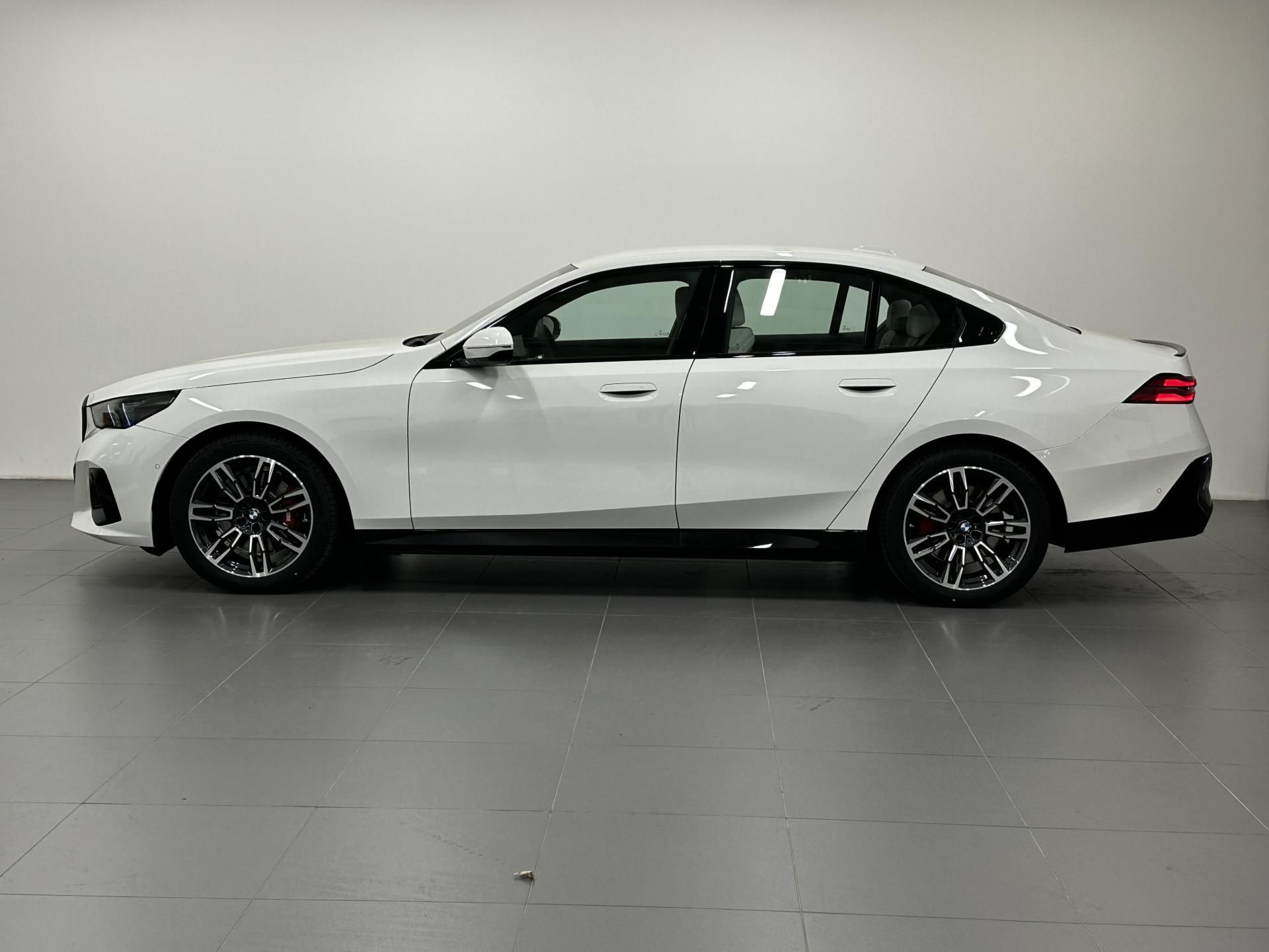BMW Řada 5, 520d xDrive Sedan - fotka 2