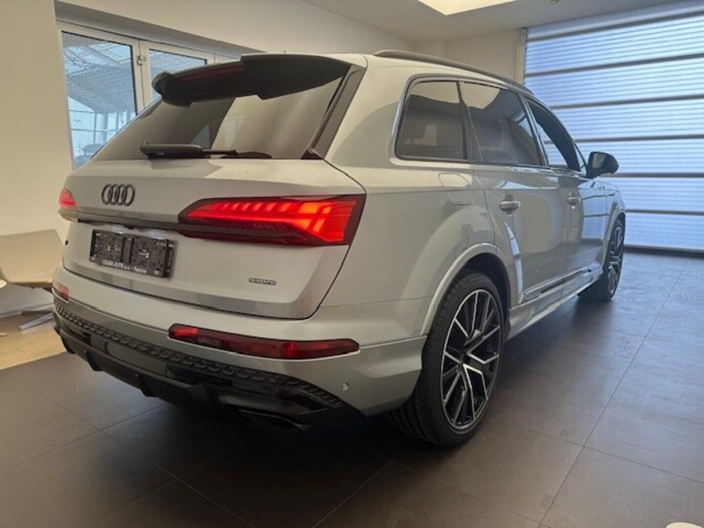 Audi Q7, SUV S line TDI quattro 210 kW - fotka 6