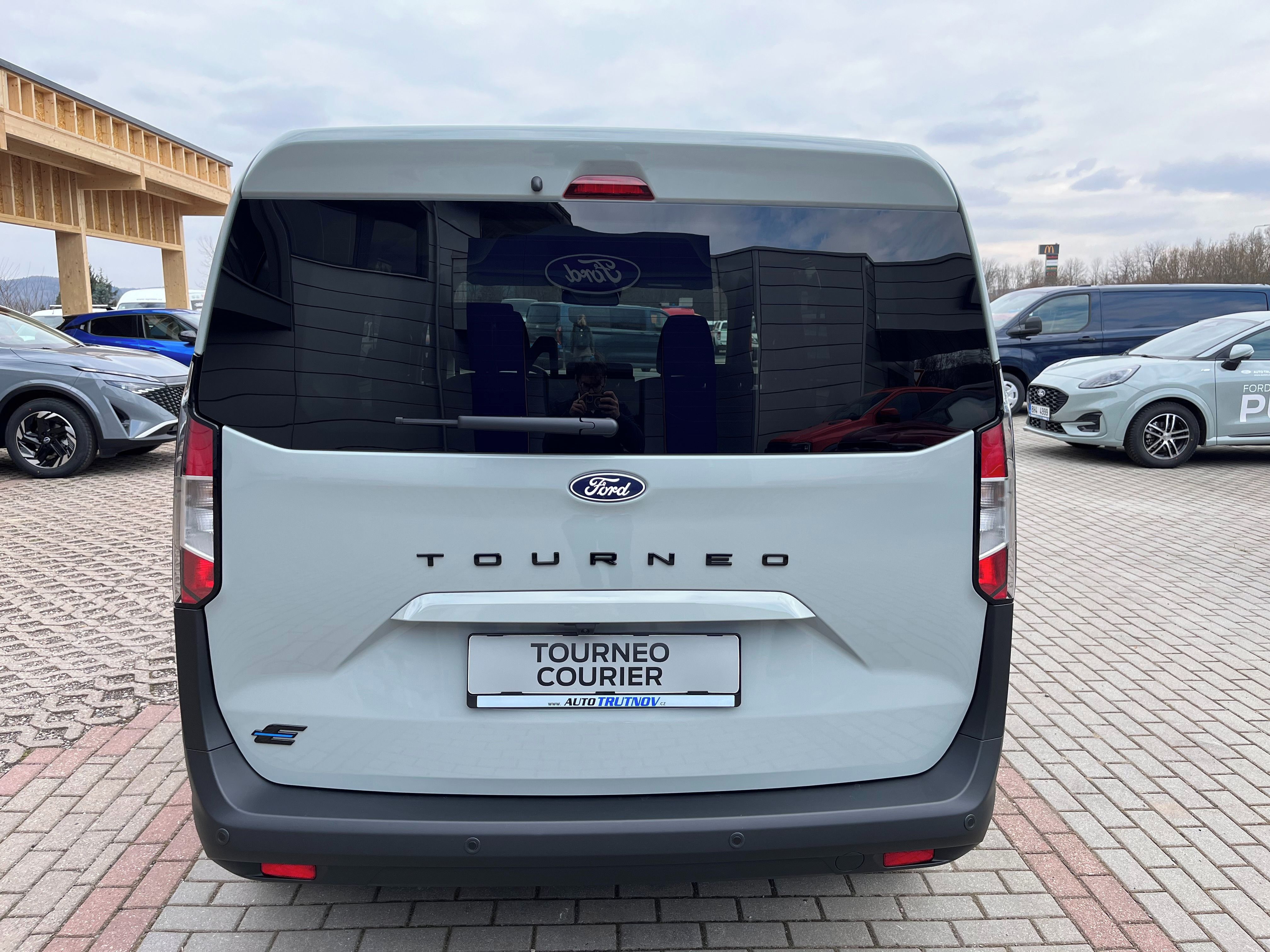 Ford Tourneo Courier, BEV 100 kW 43 kWh 150 Titanium - fotka 4