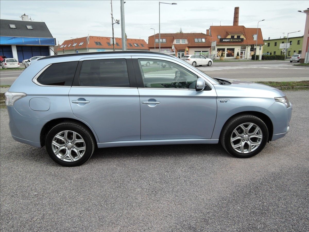 Mitsubishi Outlander, 2,0 PHEV 4x4 1.maj Servis Kůže - fotka 5