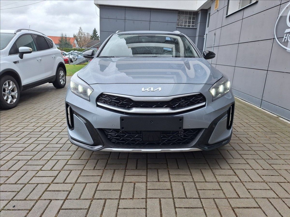 Kia XCee´d, 1,6 TGDi 7DCT aut.  Steel Ed. - fotka 2
