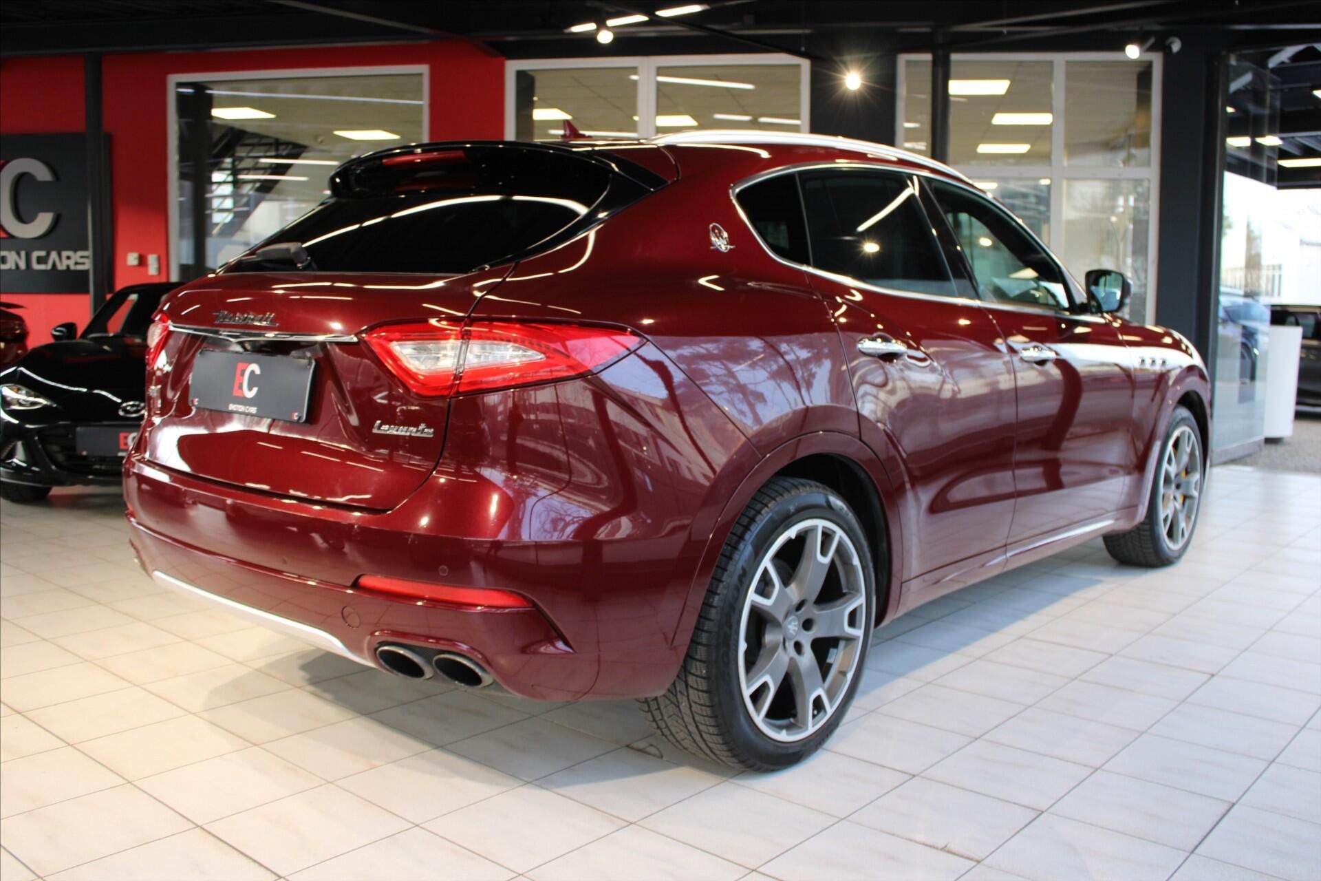 Maserati Levante, SQ4 GranLusso ACC/Pano/B&W - fotka 6