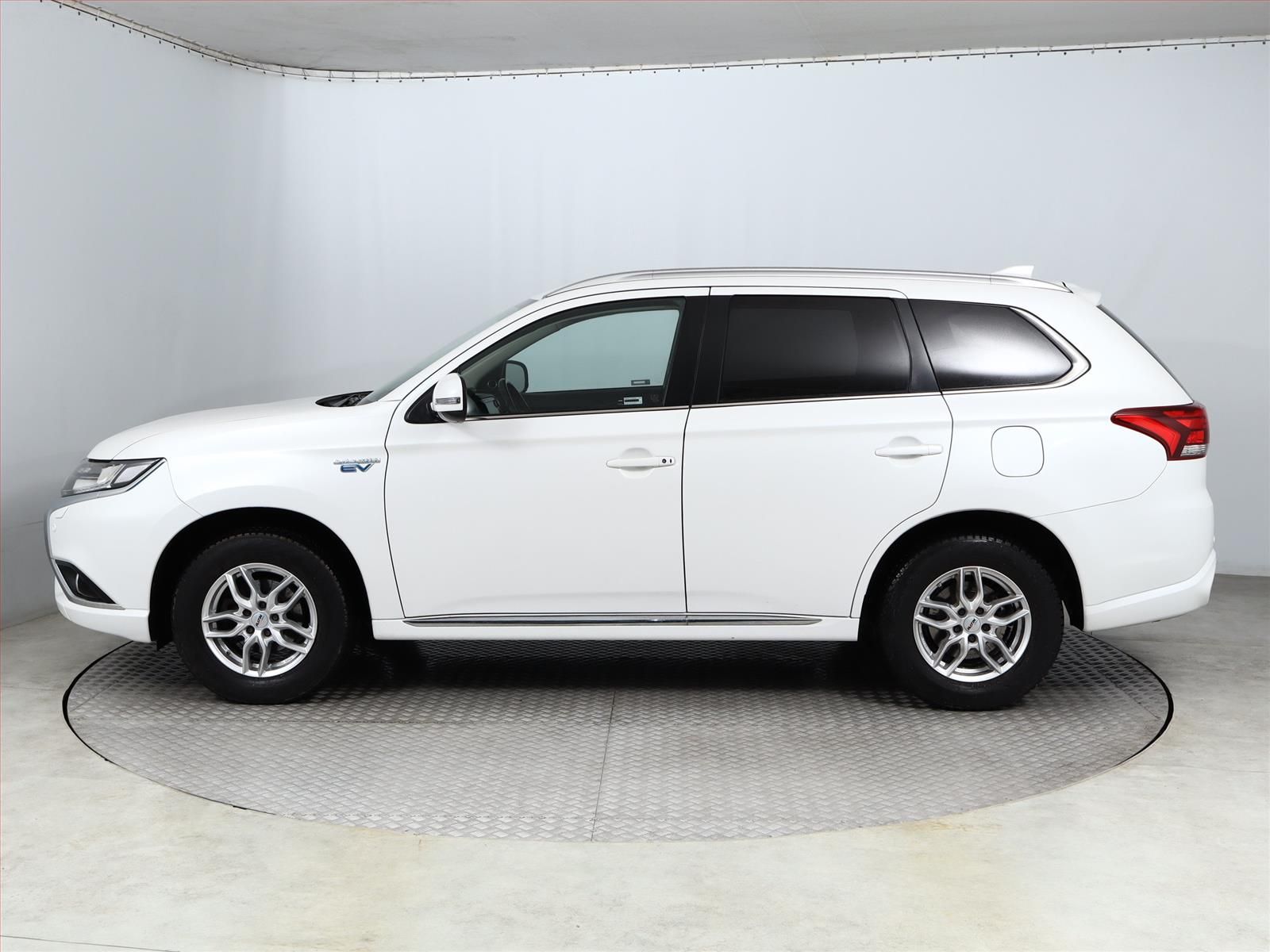 Mitsubishi Outlander, 2.0 PHEV, 4X4, Automat, ČR - fotka 3