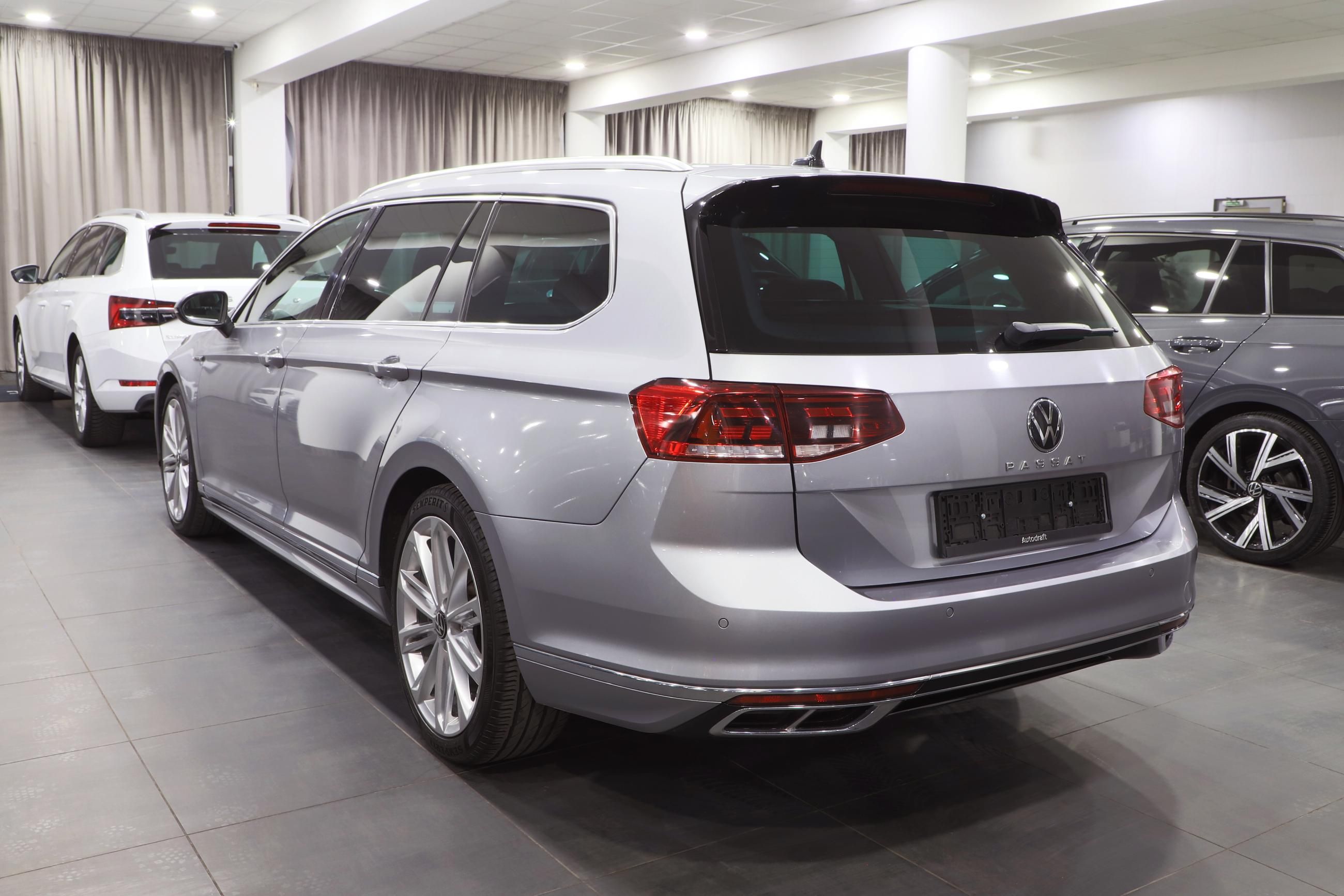Volkswagen Passat Variant, 2.0 TDI 110kW R-Line / ALU 19 - fotka 4