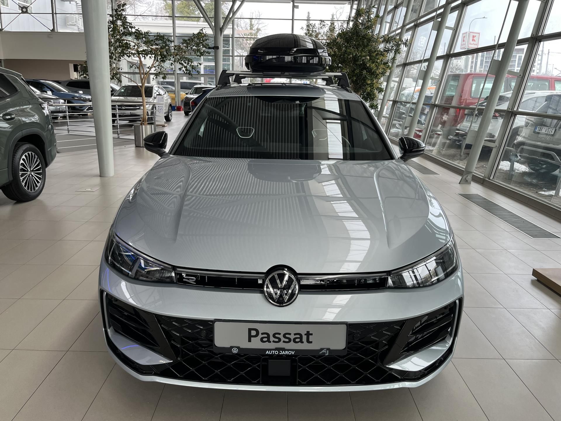 Volkswagen Passat, R-Line 2,0 TDI 110 kW - fotka 2
