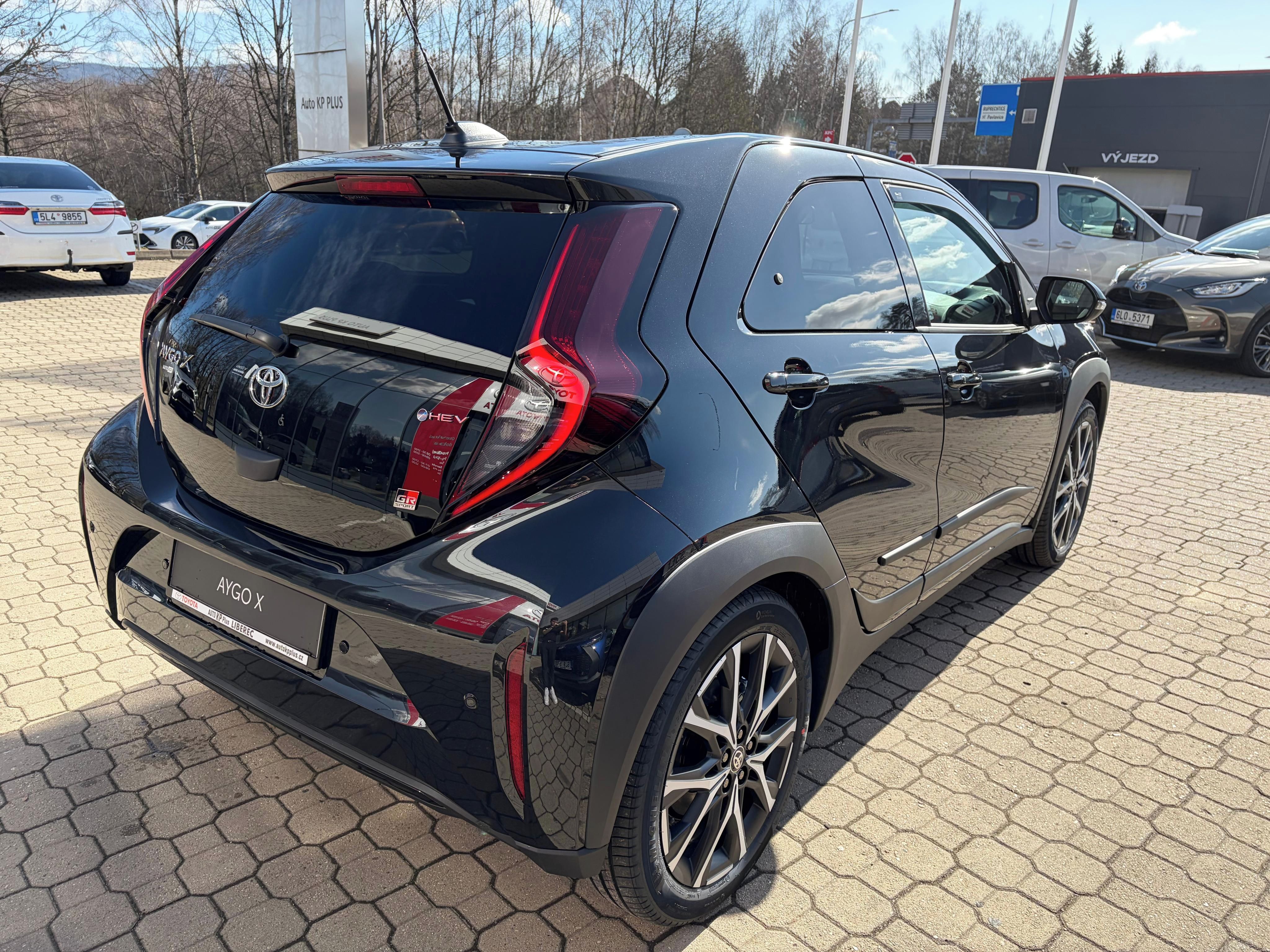 Toyota Aygo, 1,5 HEV 116k GR SPORT JBL - fotka 4