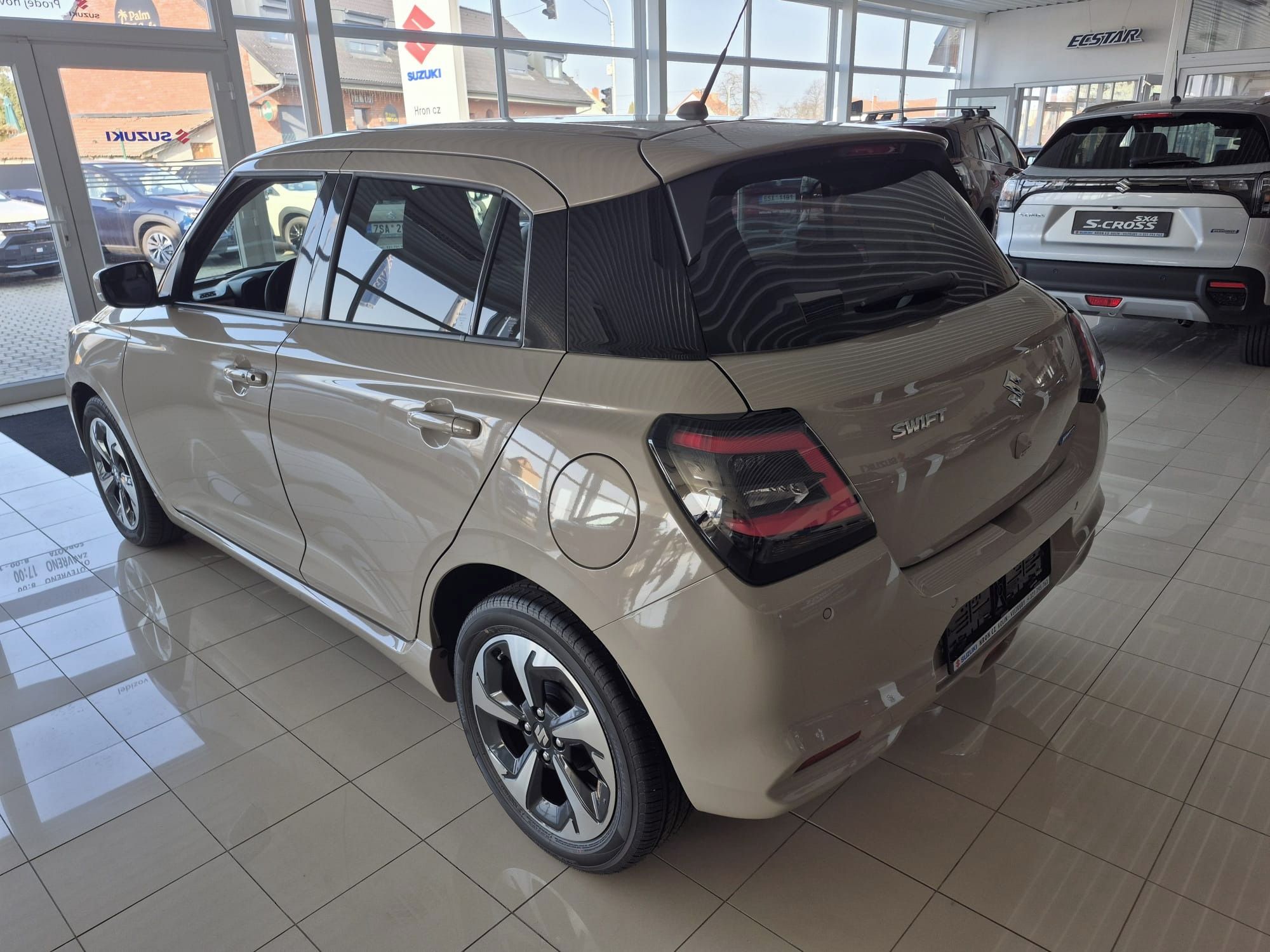 Suzuki Swift, 1,4 Premium automat - fotka 4