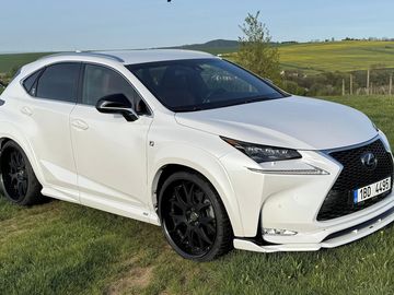 Lexus NX 300h 4x4,  40 tis. km