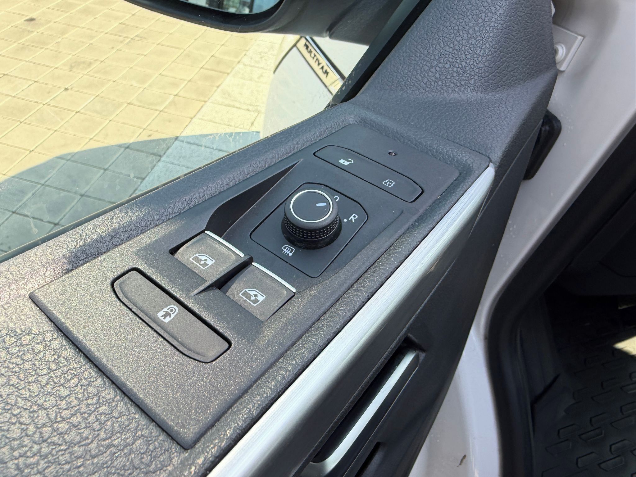Volkswagen Multivan, Comfortline  7míst 2,0TDI 110k - fotka 6