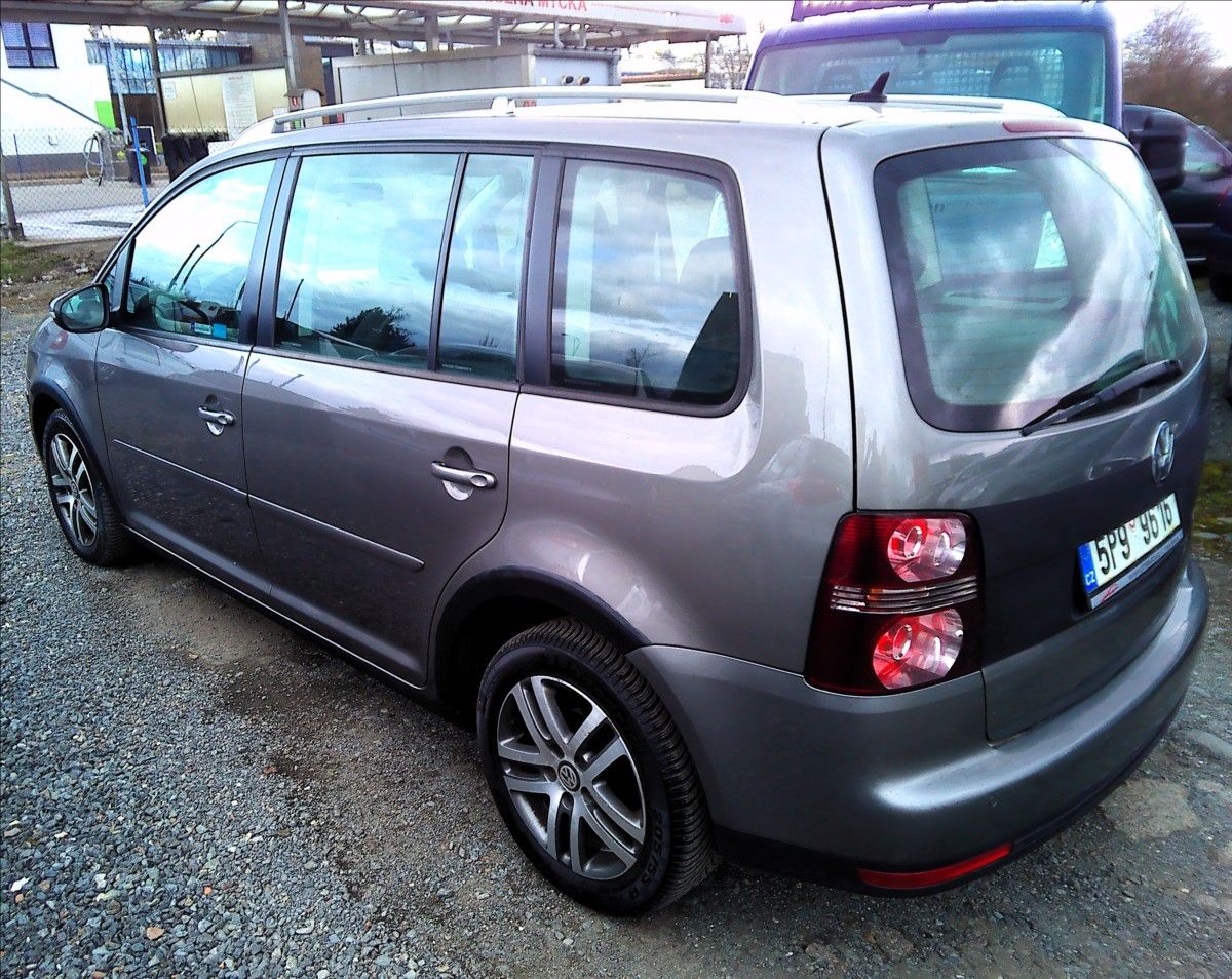 Volkswagen Touran, 2,0   TDI ČR SERV.KNÍŽKA 7MÍST - fotka 5