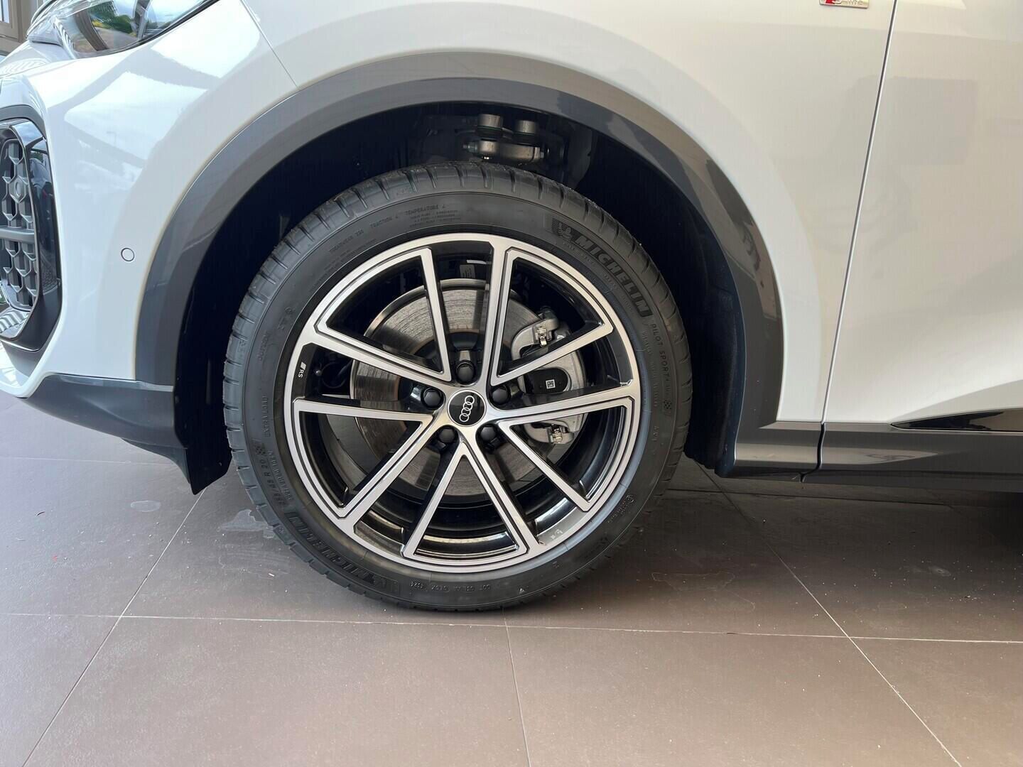 Audi Q5, S-line 40 TDI quattro STR 150 - fotka 5