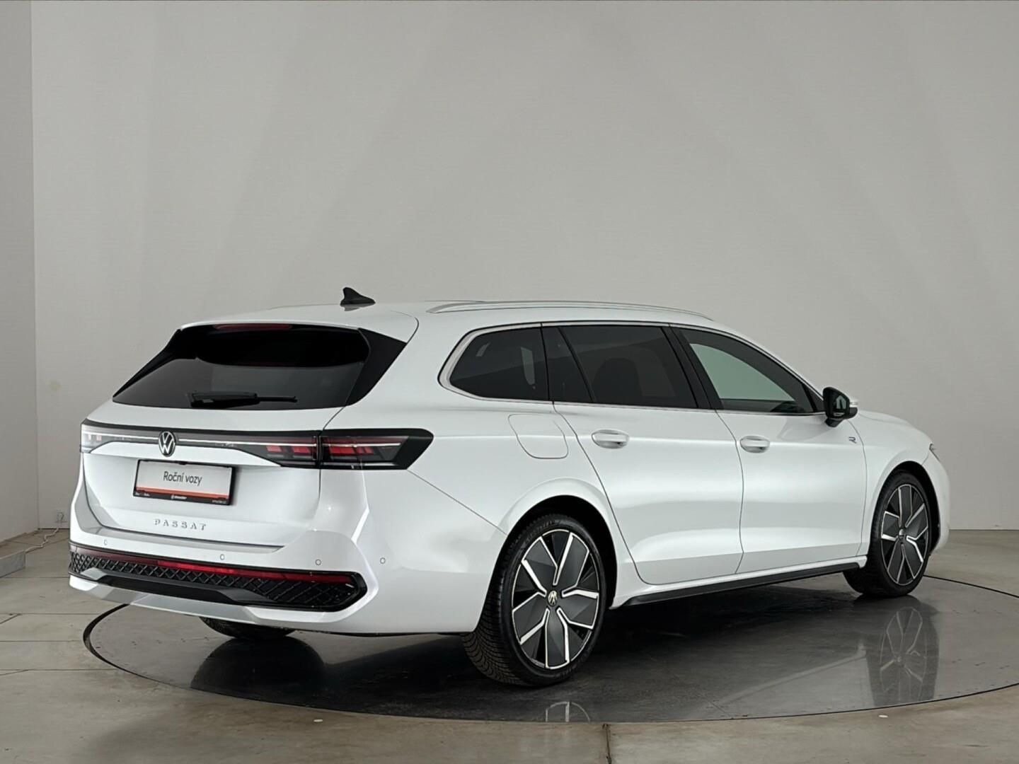 Volkswagen Passat, 2.0 TDI DSG / 110 kW R-Line - fotka 2