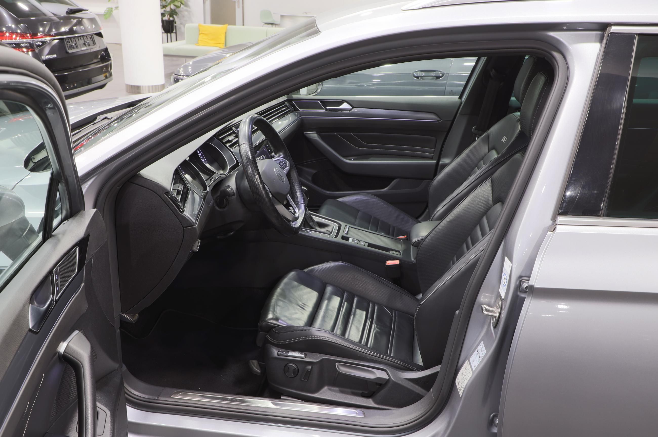 Volkswagen Passat Variant, 2.0 TDI 110kW R-Line / ALU 19 - fotka 5