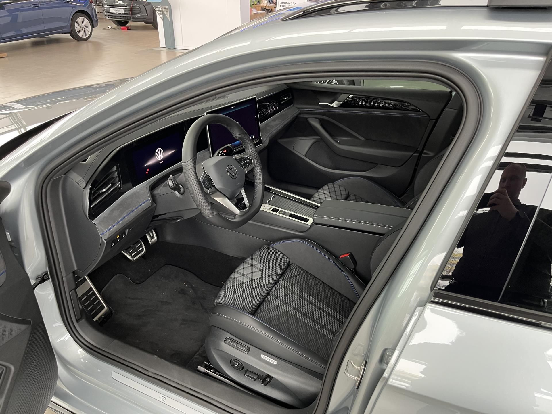 Volkswagen Passat, R-Line 2,0 TDI 110 kW - fotka 4