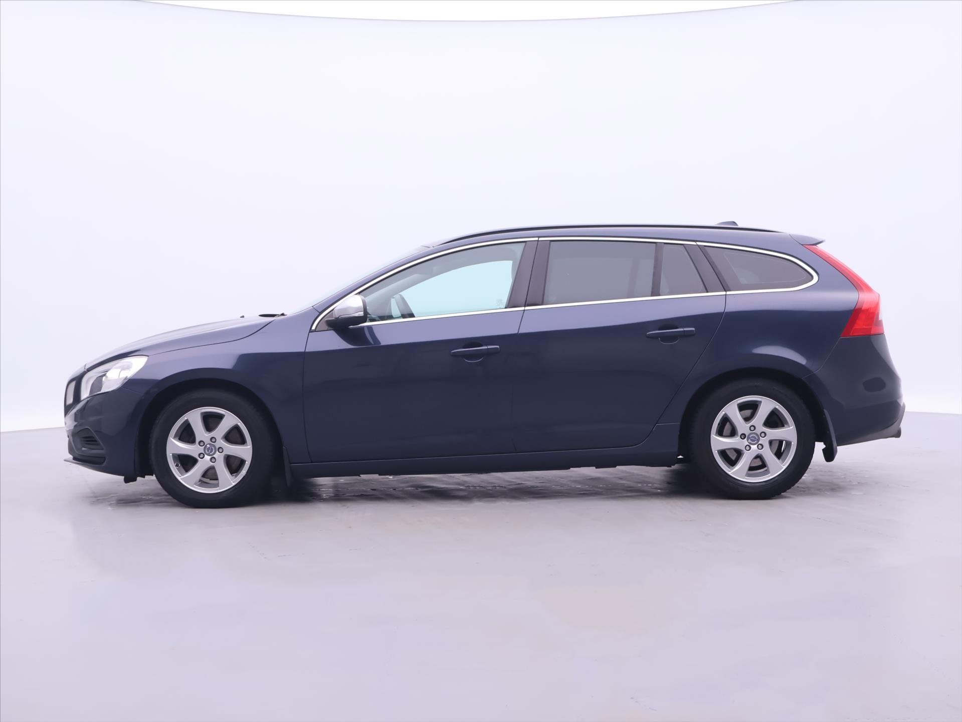 Volvo V60, 2,4 D4 V5 120kW AWD R-design - fotka 4