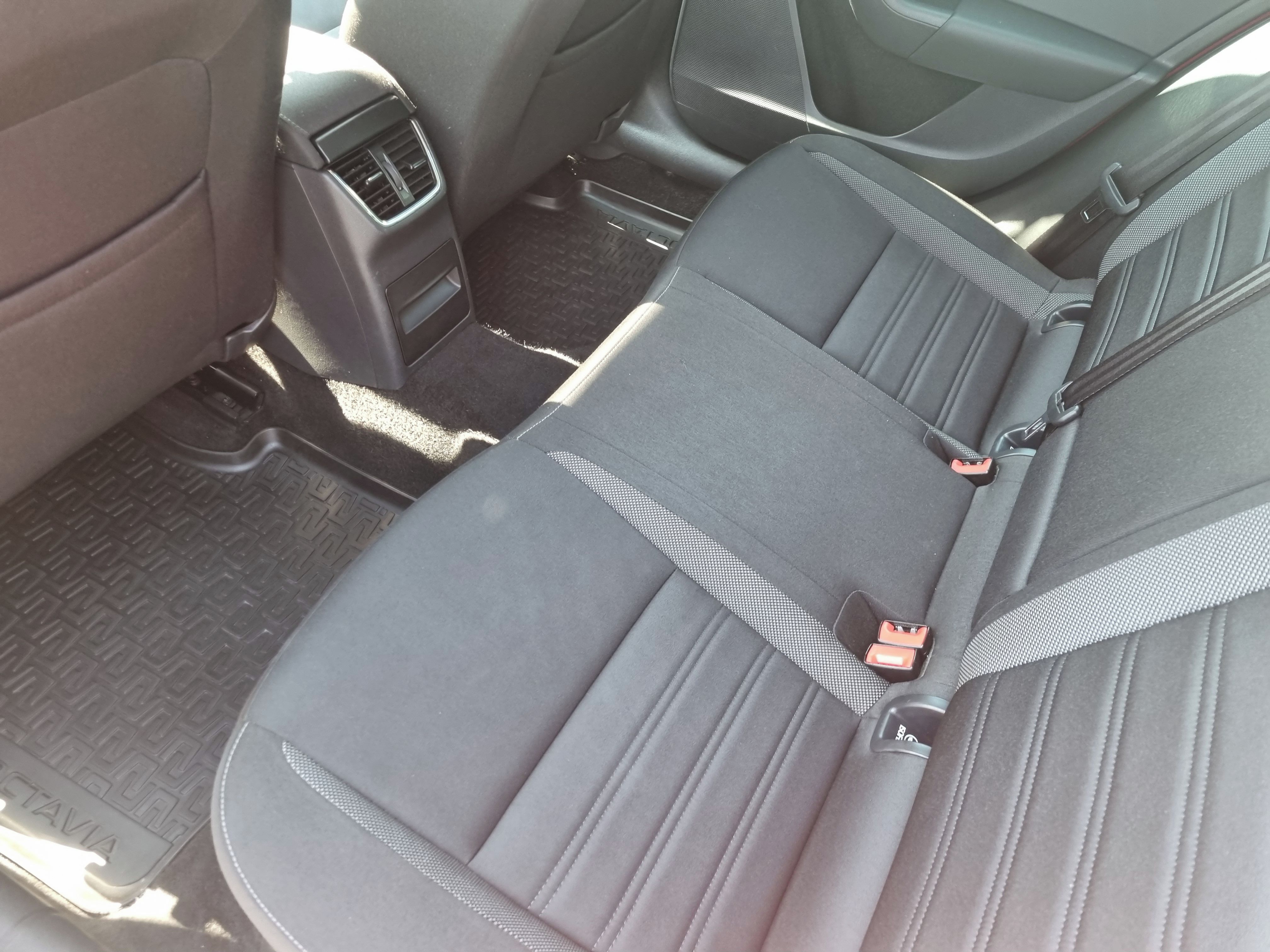 Škoda Octavia, 1.0 85KW Ambiente plus - fotka 6