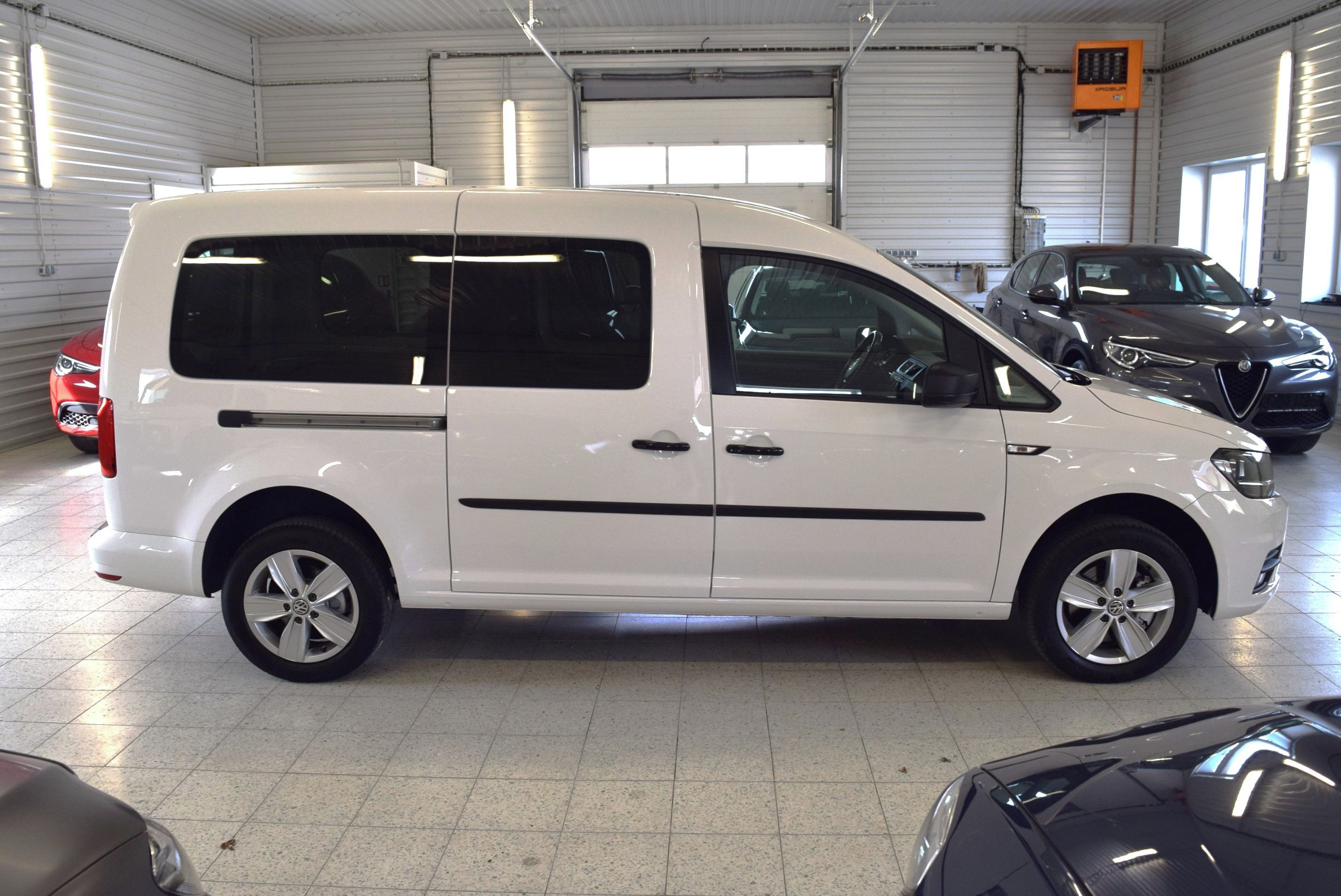 Volkswagen Caddy, 2.0 TDI MAXI 4x4 DSG 5 MÍST - fotka 6