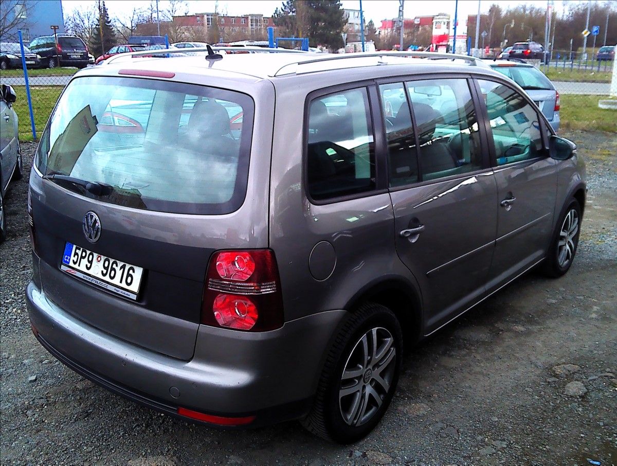 Volkswagen Touran, 2,0   TDI ČR SERV.KNÍŽKA 7MÍST - fotka 6