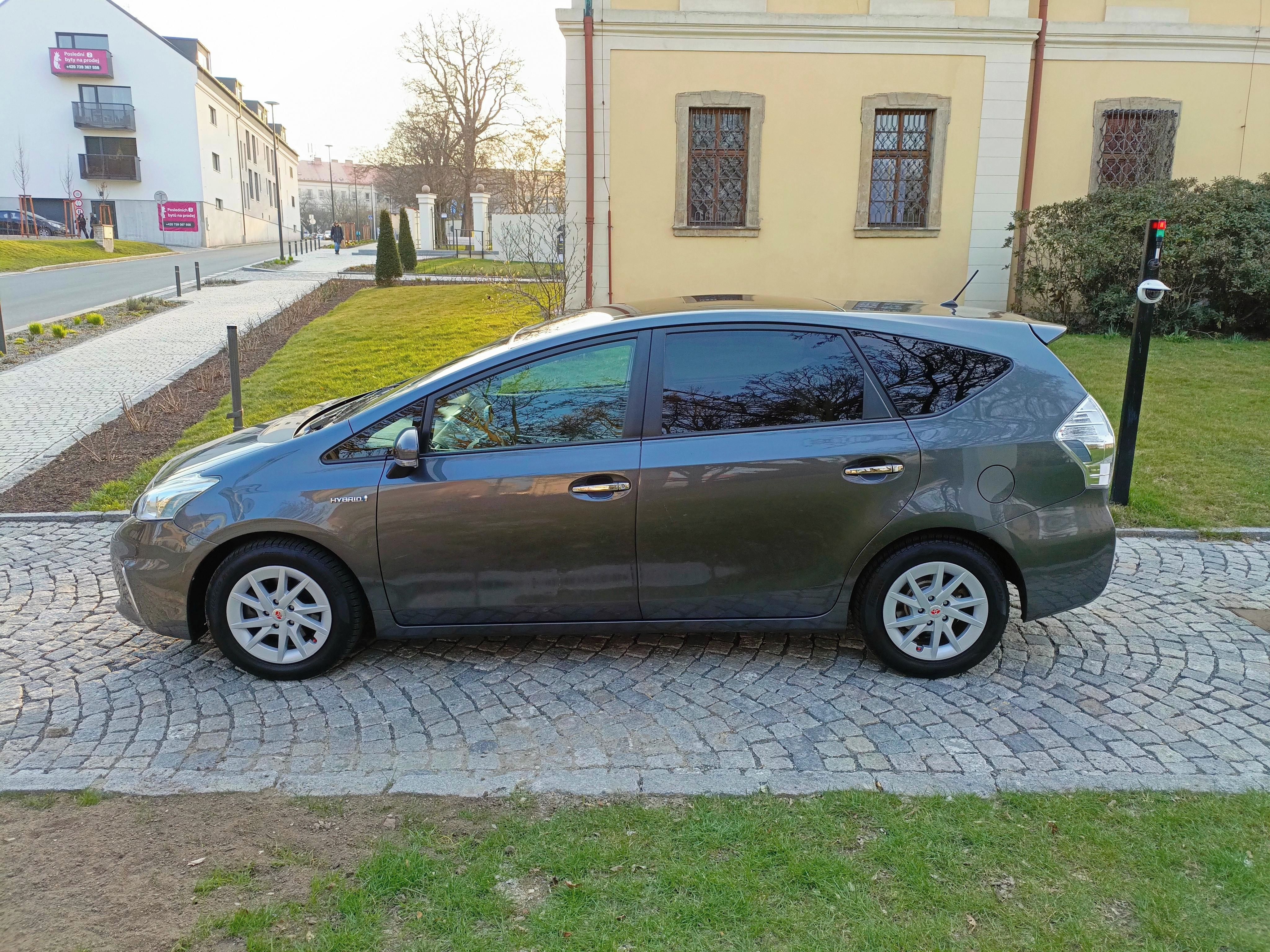 Toyota Prius, Plus Hybrid 7 mist automat - fotka 4