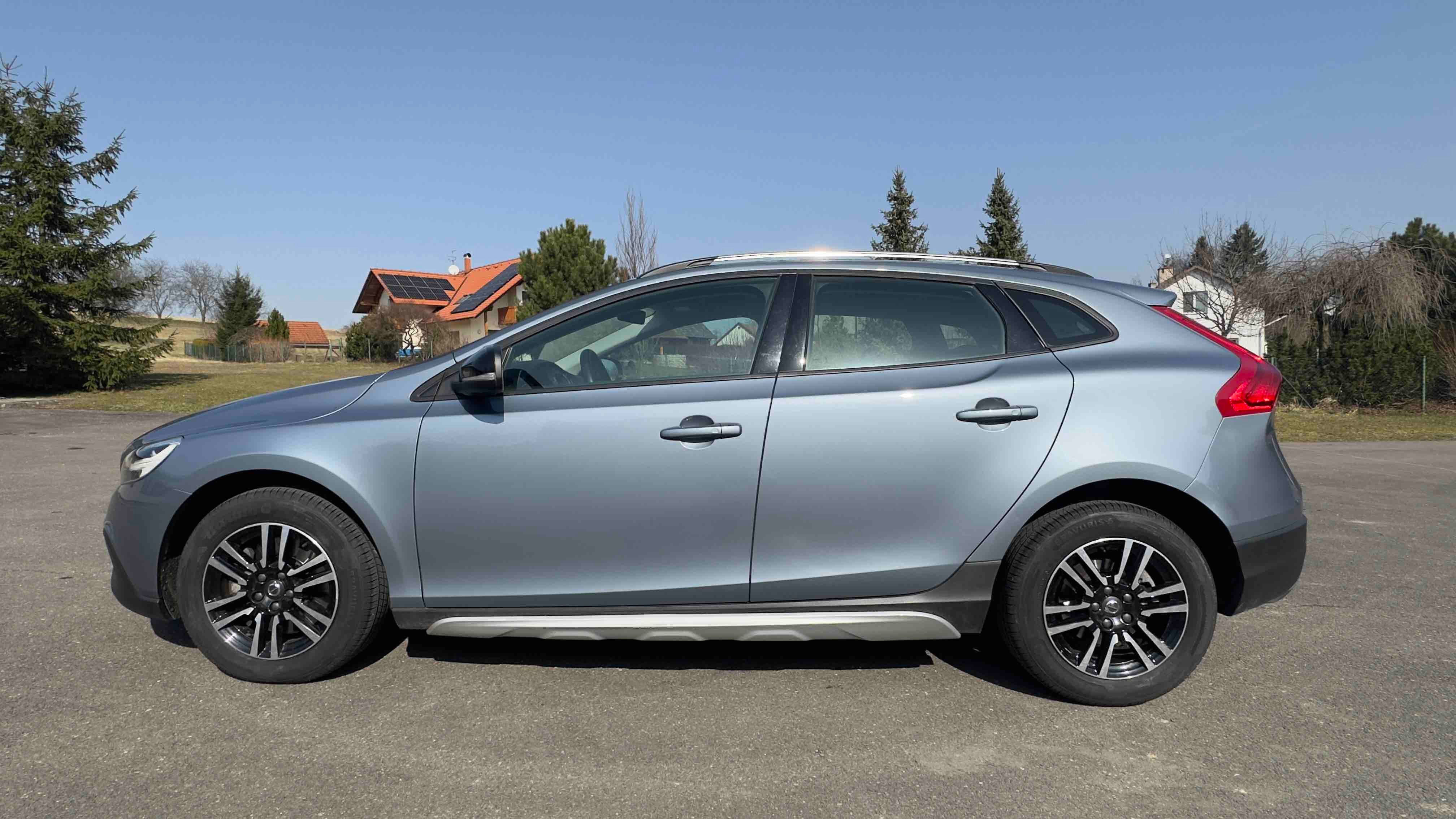 Volvo V40, CROSS COUNTRY D2 BLACK EDITION - fotka 2