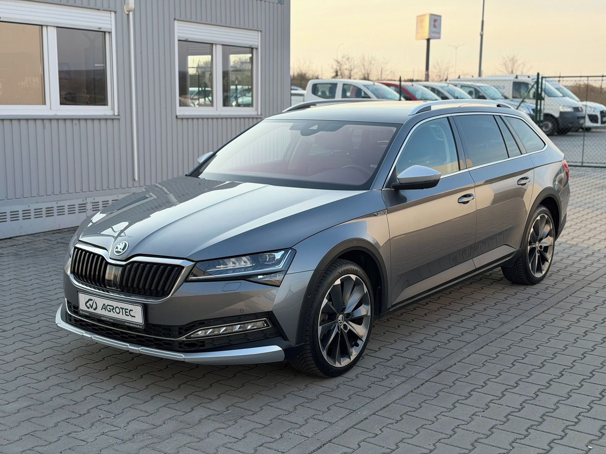 Škoda Superb, 2.0 TSI 206kW Scout Combi 4x4 - fotka 3