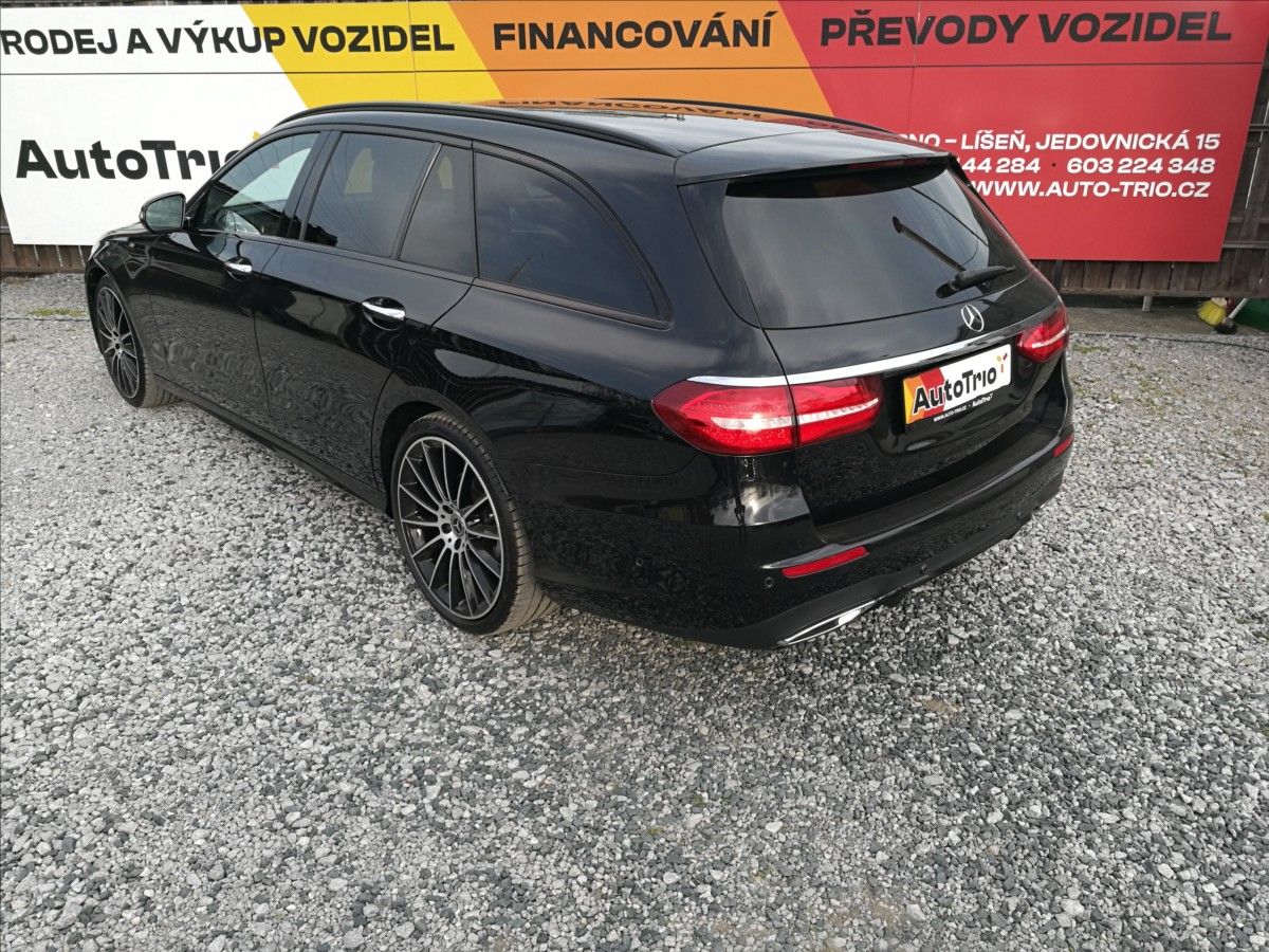 Mercedes-Benz Třídy E, 300d - fotka 4