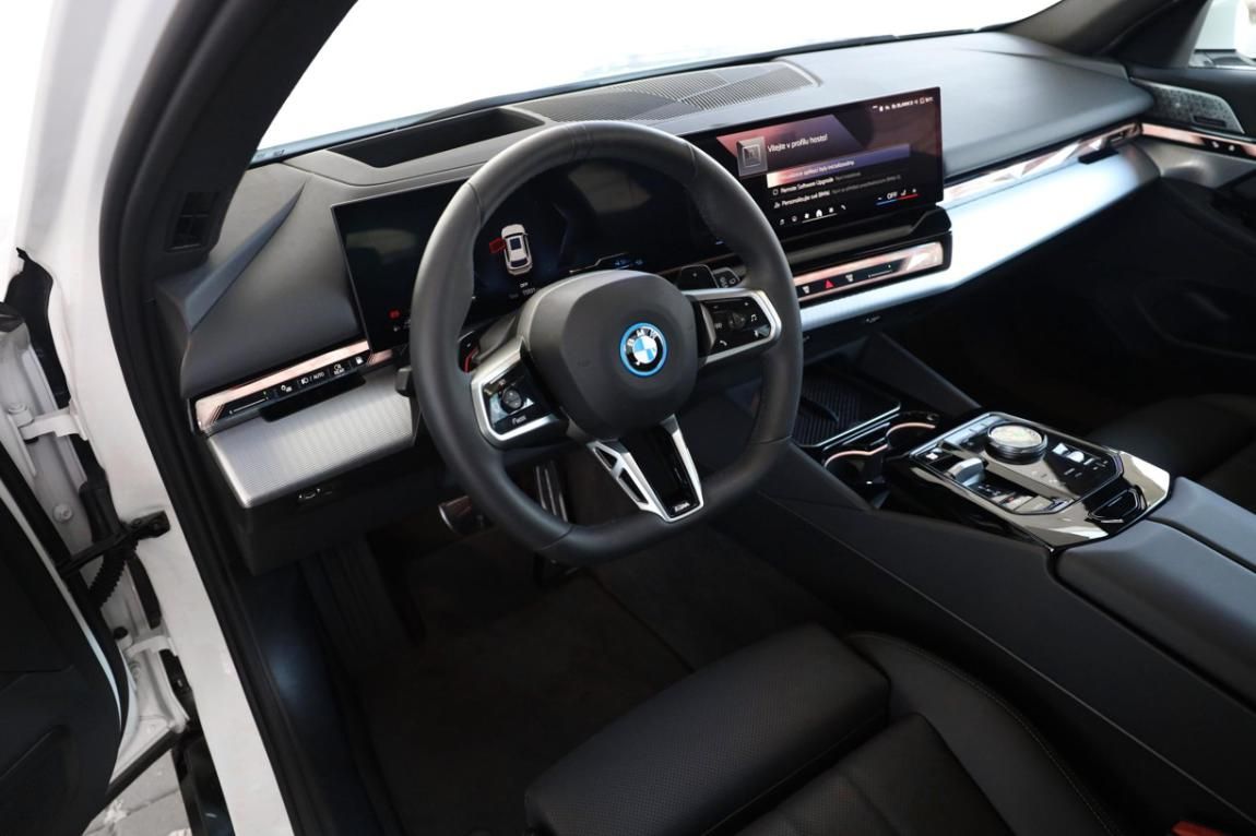 BMW Řada 5, 550e xDrive Touring - fotka 2