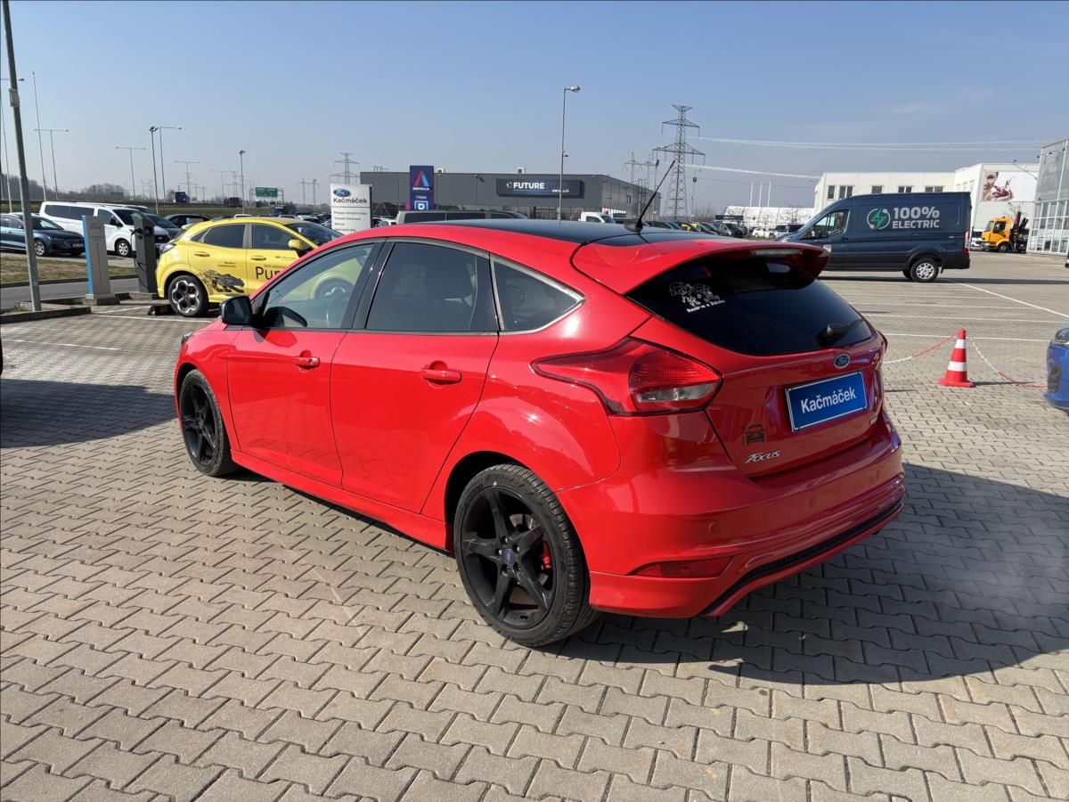 Ford Focus, 1,5 Race Red 110 kW - fotka 3