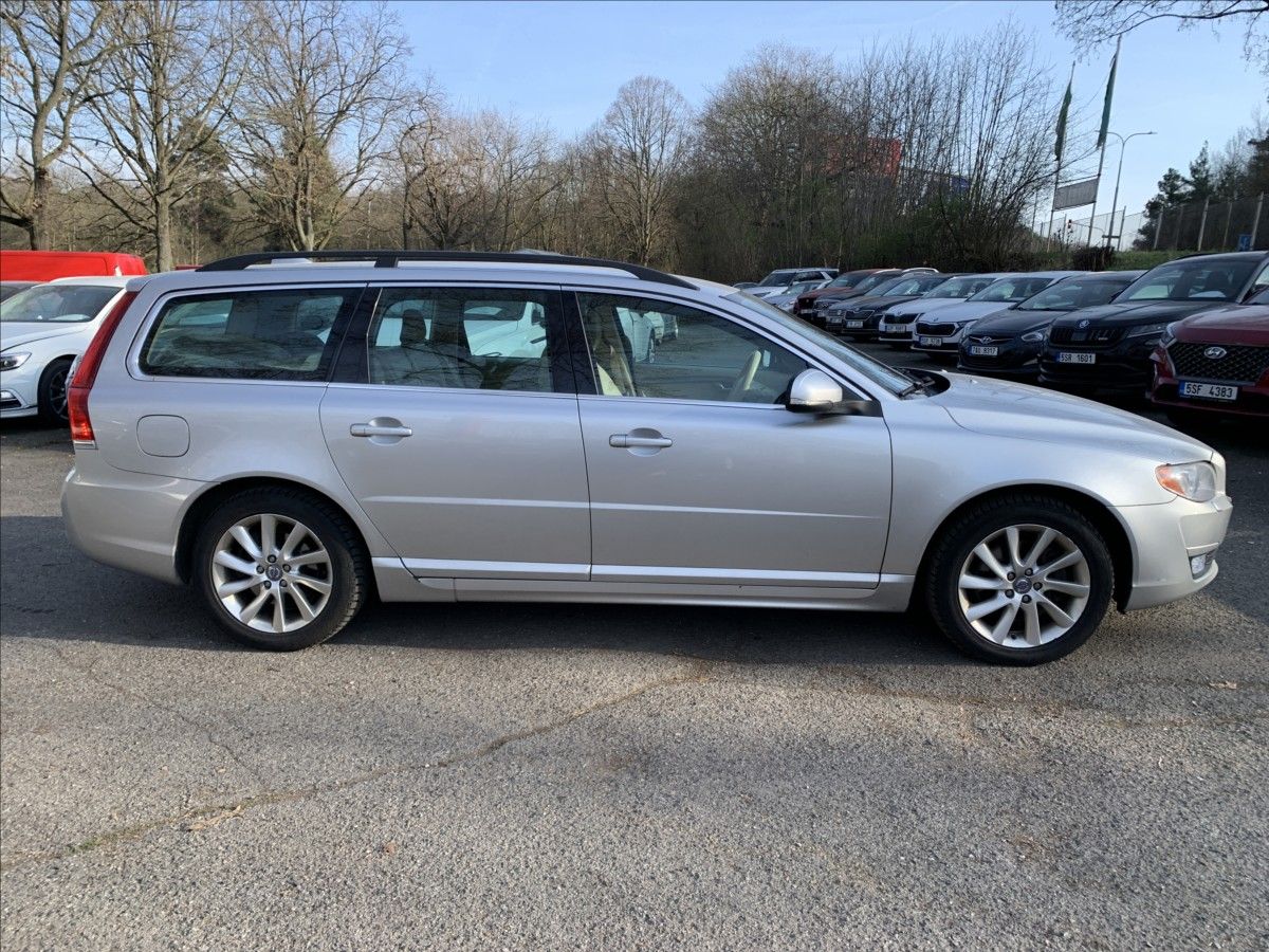 Volvo V70, 2,4 D5 AWD,ČR - fotka 4