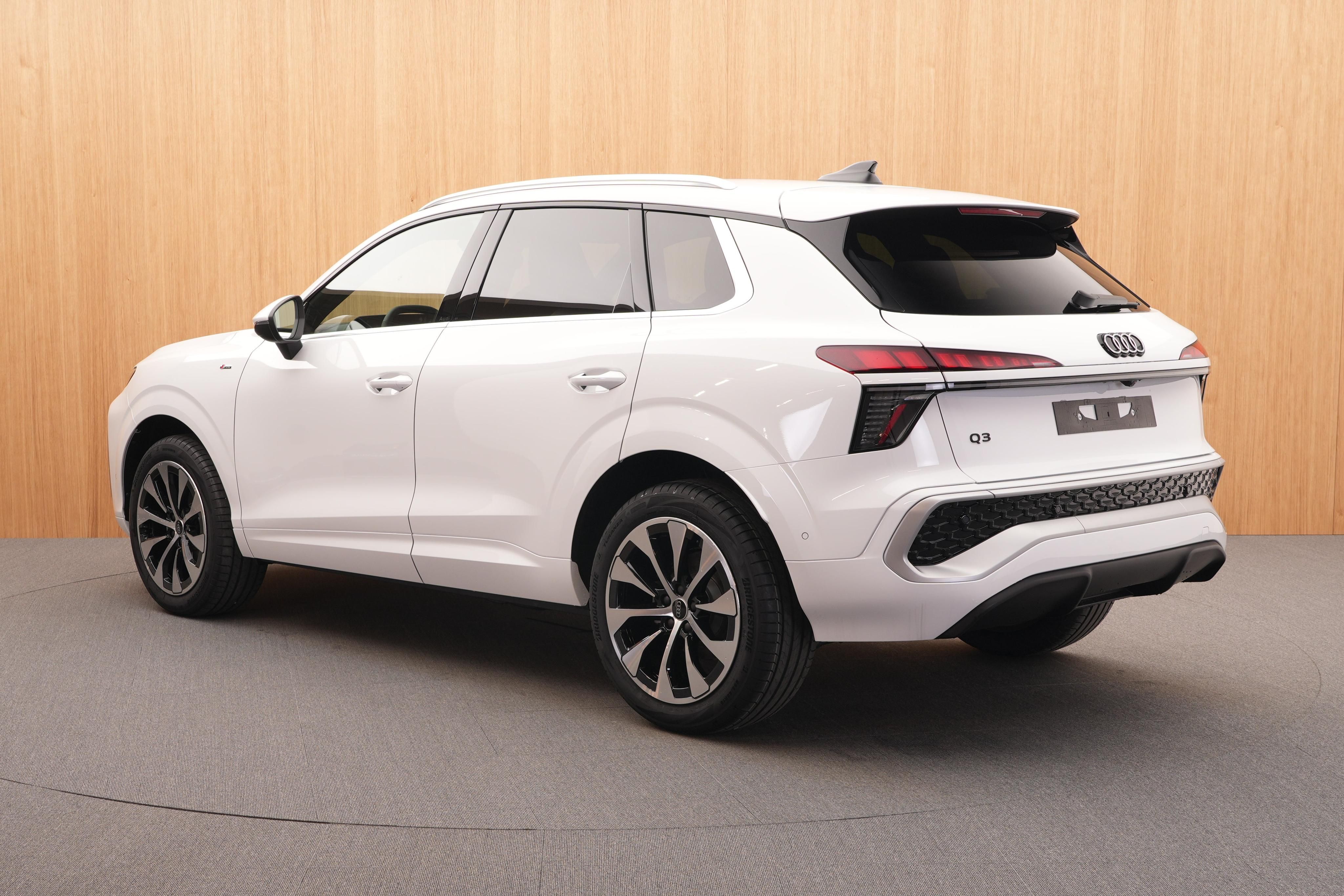 Audi Q3, S line  35 TFSI 110 kW - fotka 3