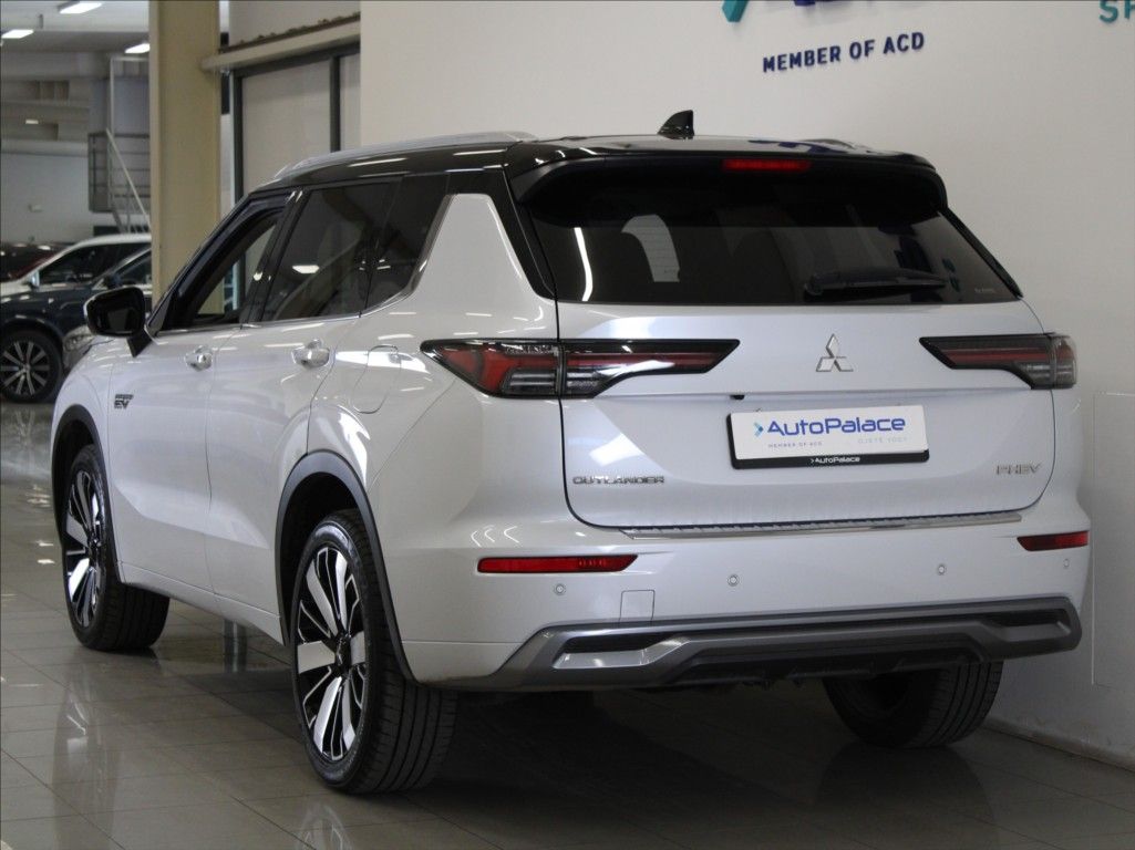 Mitsubishi Outlander, 2,4 PHEV AWD Instyle TAŽNÉ - fotka 3