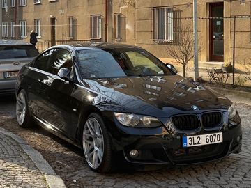 E92 330d - červený interiér, M