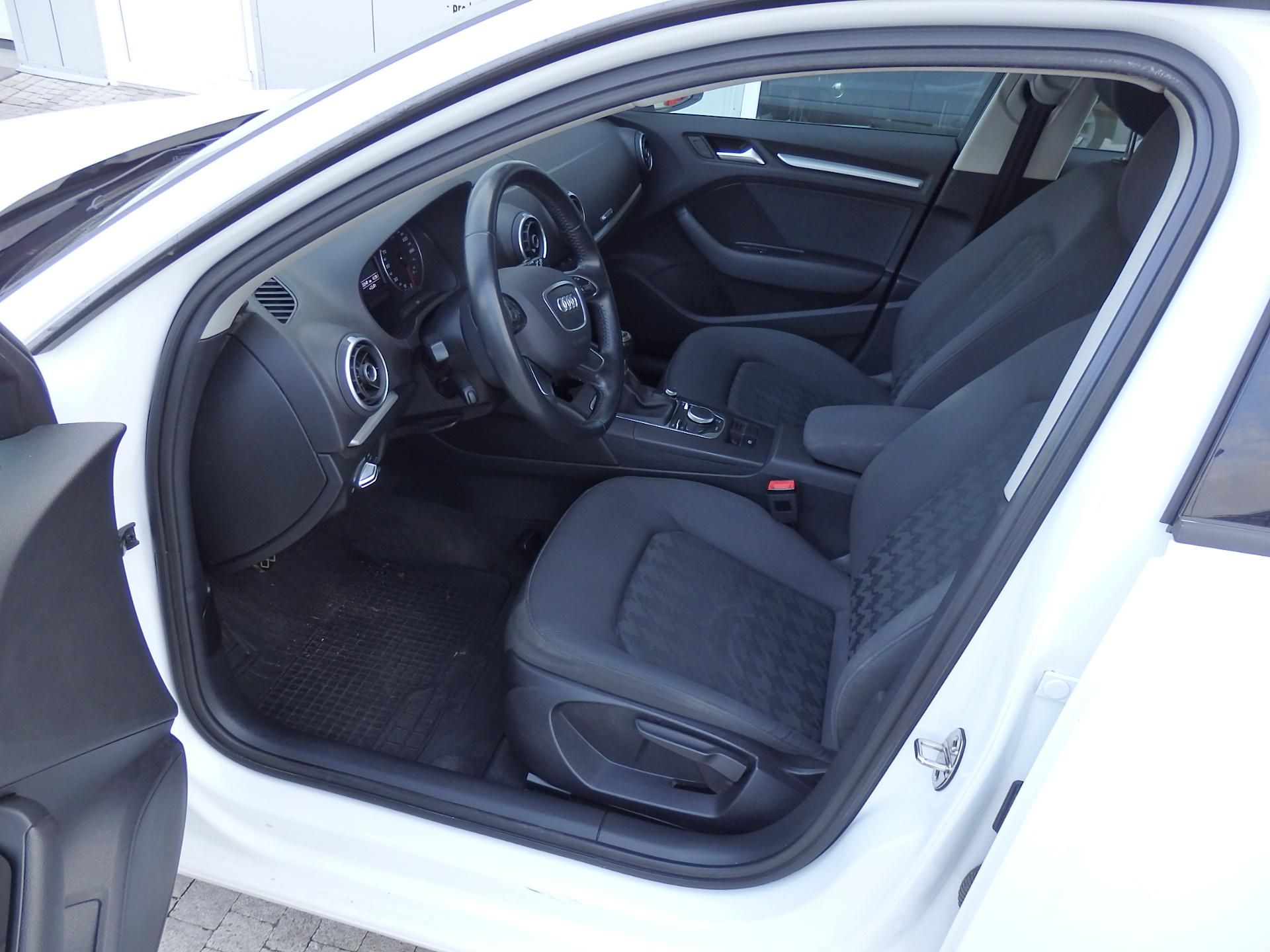 Audi A3, SPORTBACK 1.6 TDI KLIMA - fotka 6