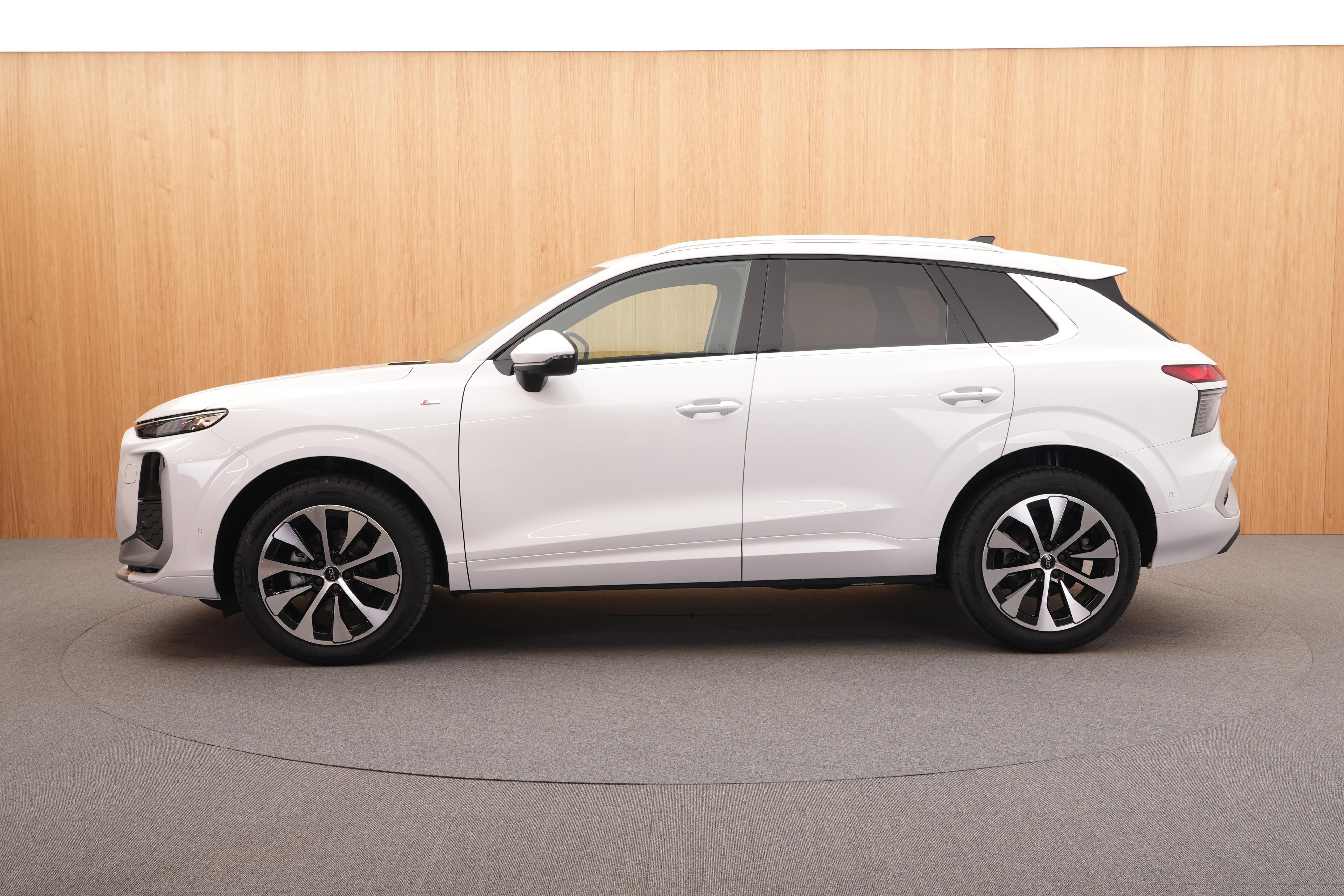 Audi Q3, S line  35 TFSI 110 kW - fotka 2