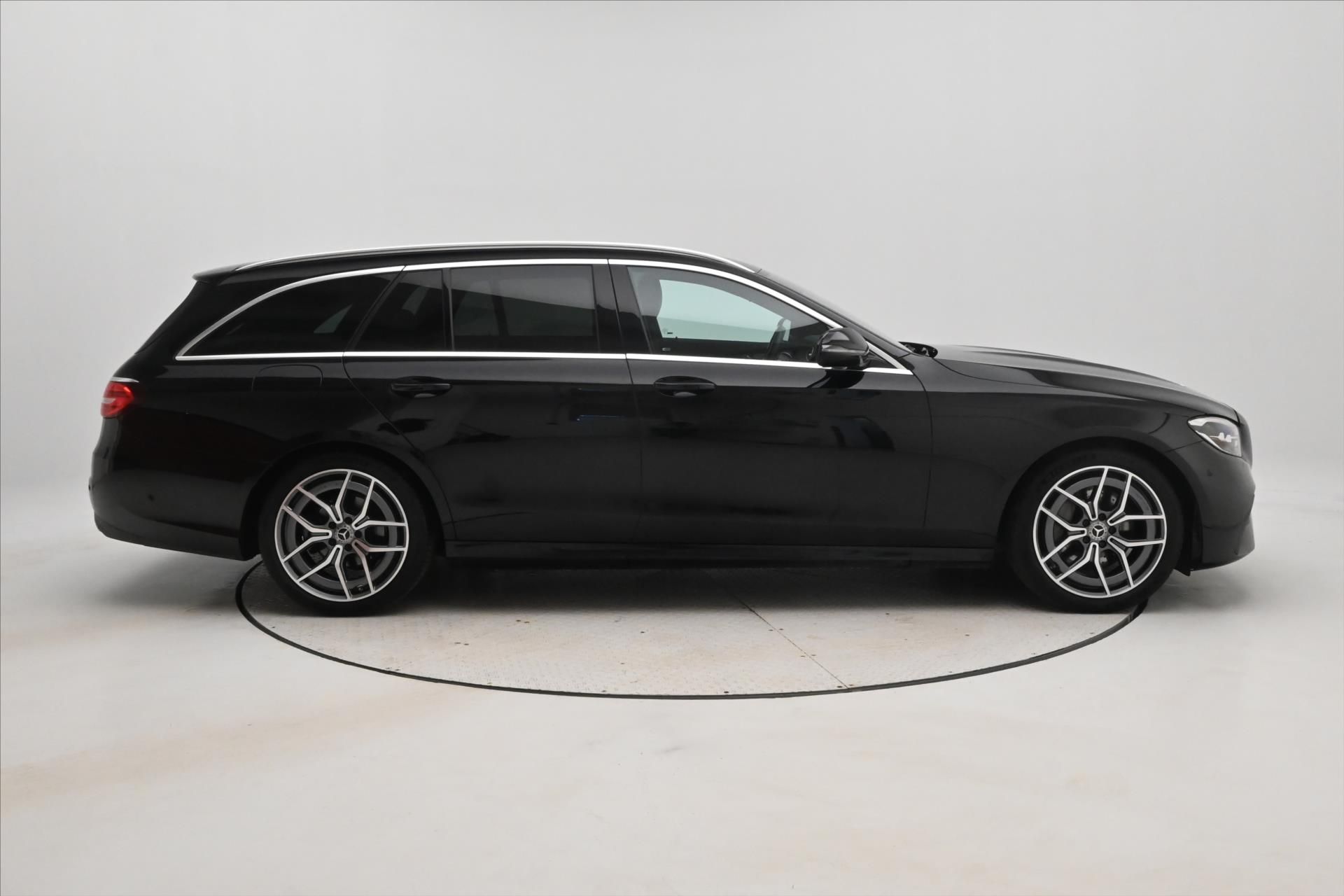 Mercedes-Benz Třídy E, 2,0 220D 147kW 9G-TRONIC Záruk - fotka 4