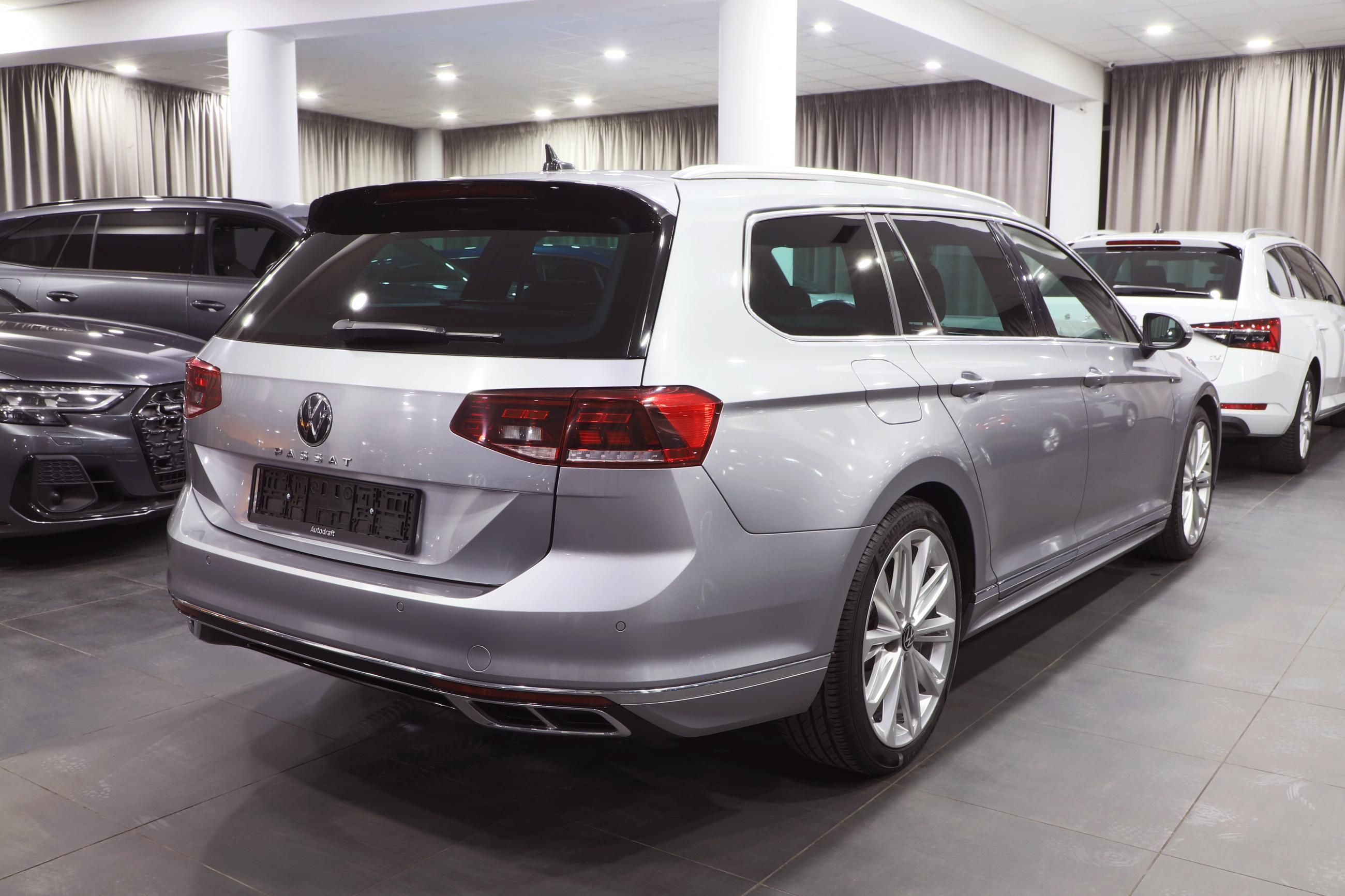 Volkswagen Passat Variant, 2.0 TDI 110kW R-Line / ALU 19 - fotka 3