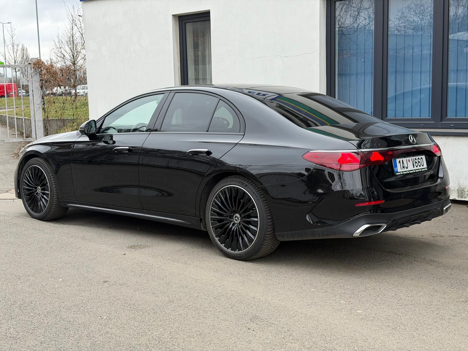 Mercedes-Benz Třídy E, 220d 4Matic AMG CZ 1.Maj - fotka 4