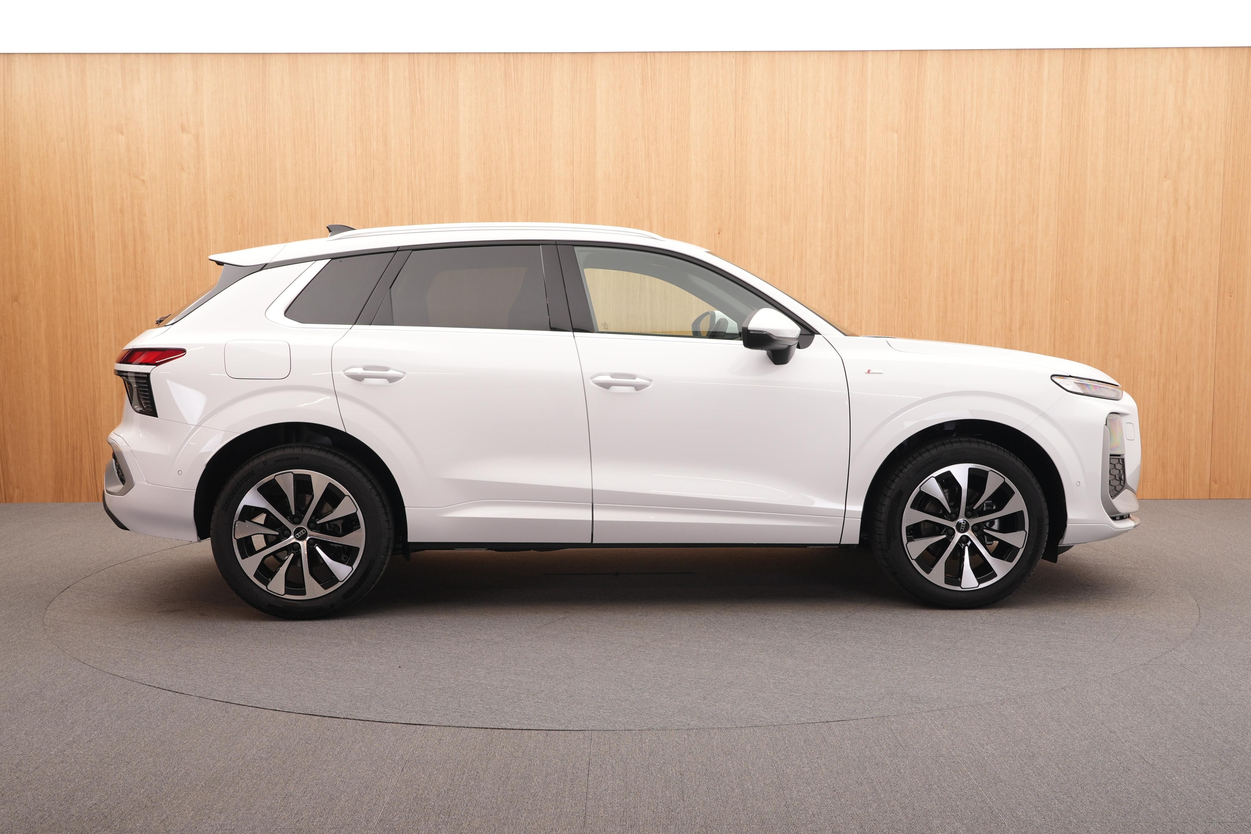 Audi Q3, S line  35 TFSI 110 kW - fotka 5