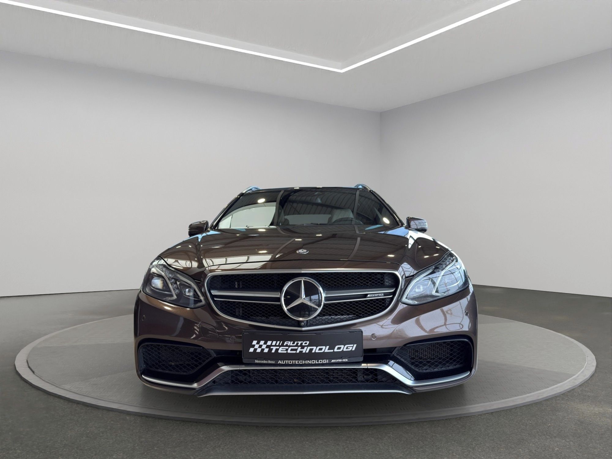 Mercedes-Benz Třídy E, 63 S 4MATIC - fotka 3