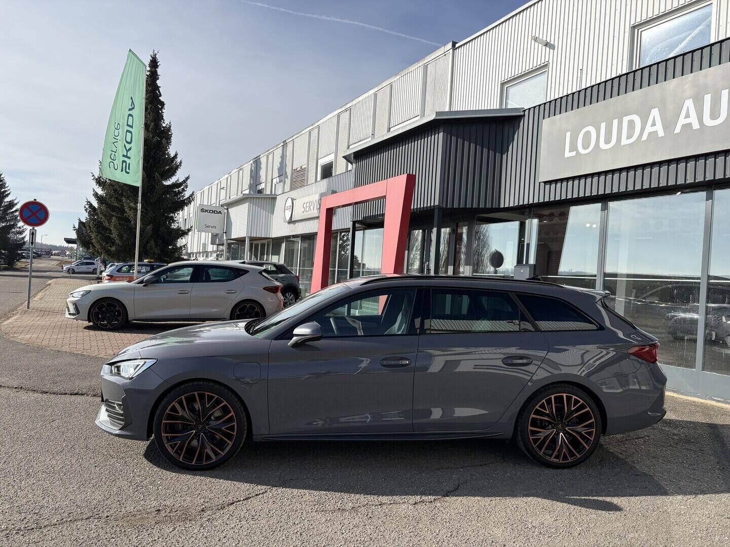 Cupra Leon, SP VZ e-HYBRID 245k DSG 180 kW - fotka 2