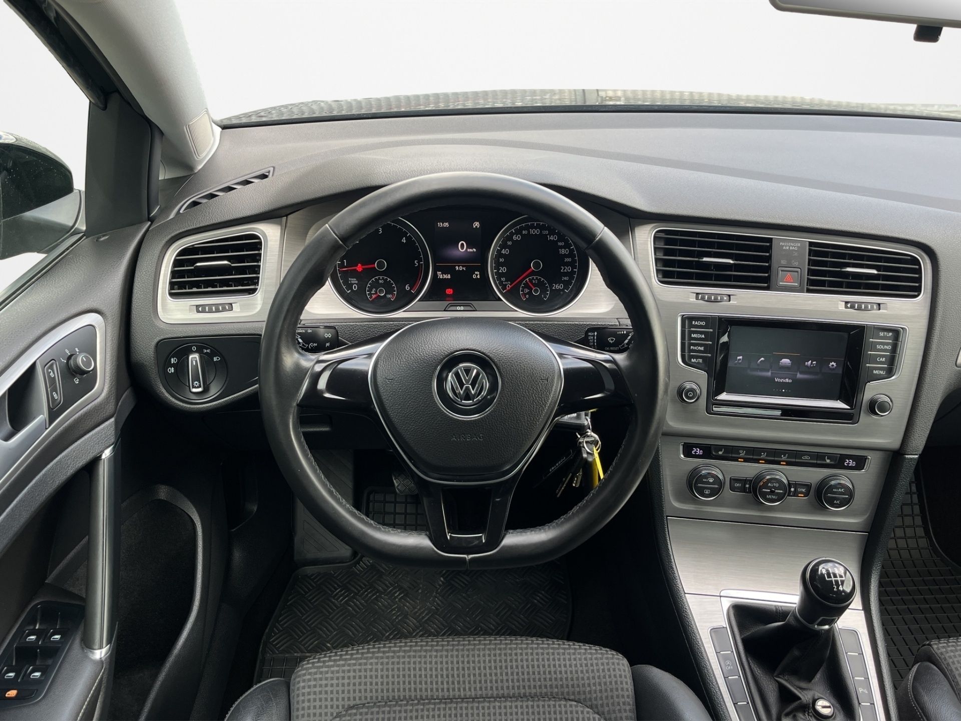 Volkswagen Golf, 1.6 TDI 77 kW Comfortline - fotka 6