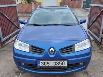 1.6, tažné zařízení, garážován