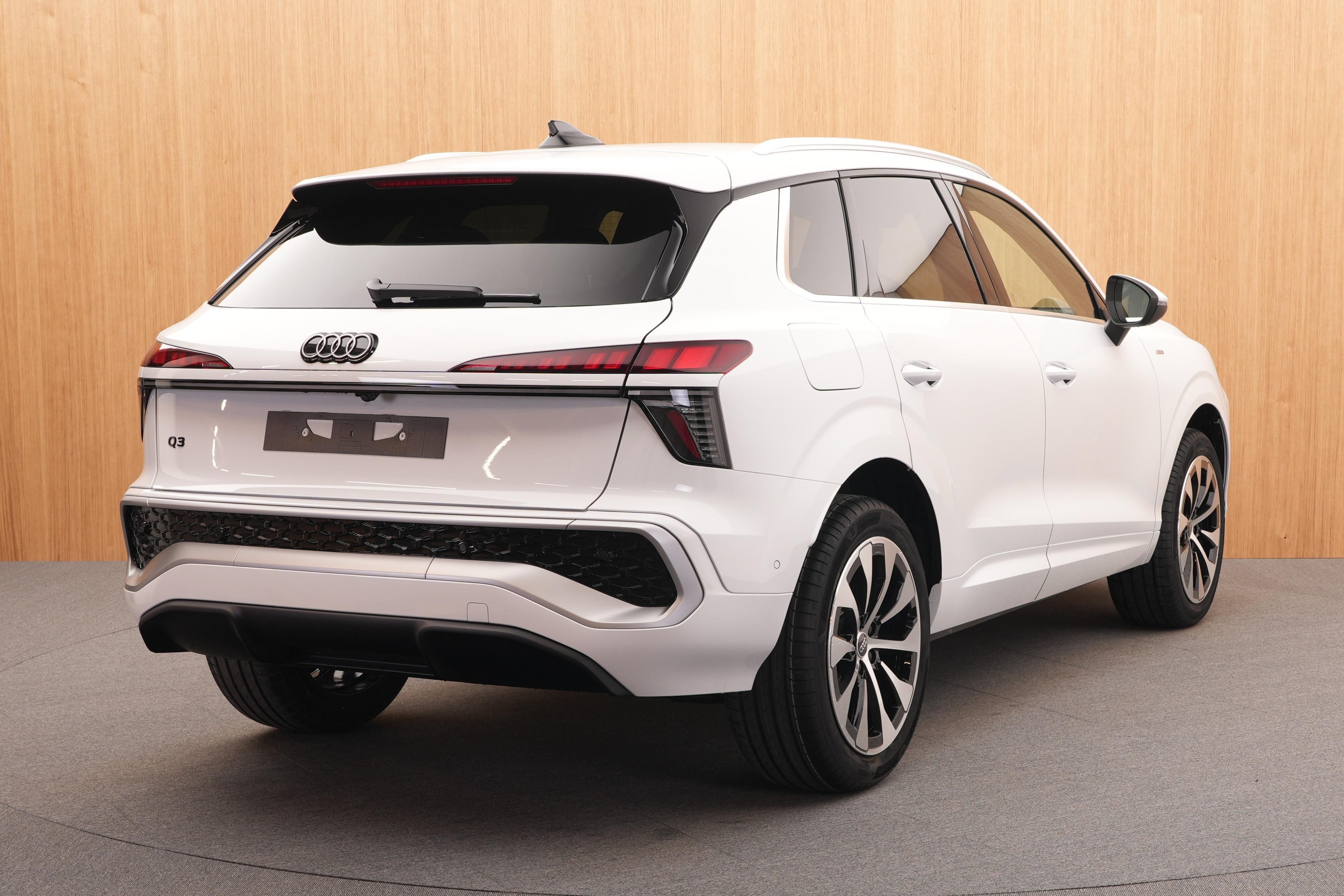 Audi Q3, S line  35 TFSI 110 kW - fotka 4