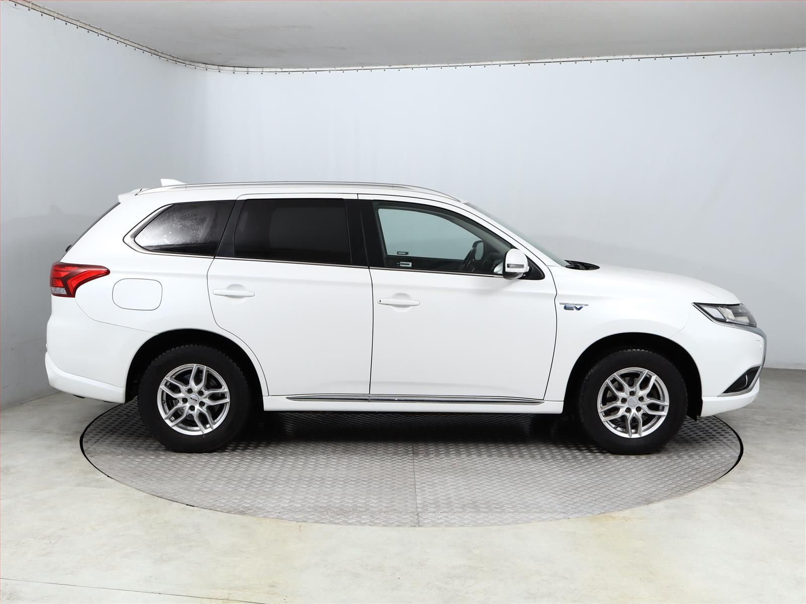 Mitsubishi Outlander, 2.0 PHEV, 4X4, Automat, ČR - fotka 6