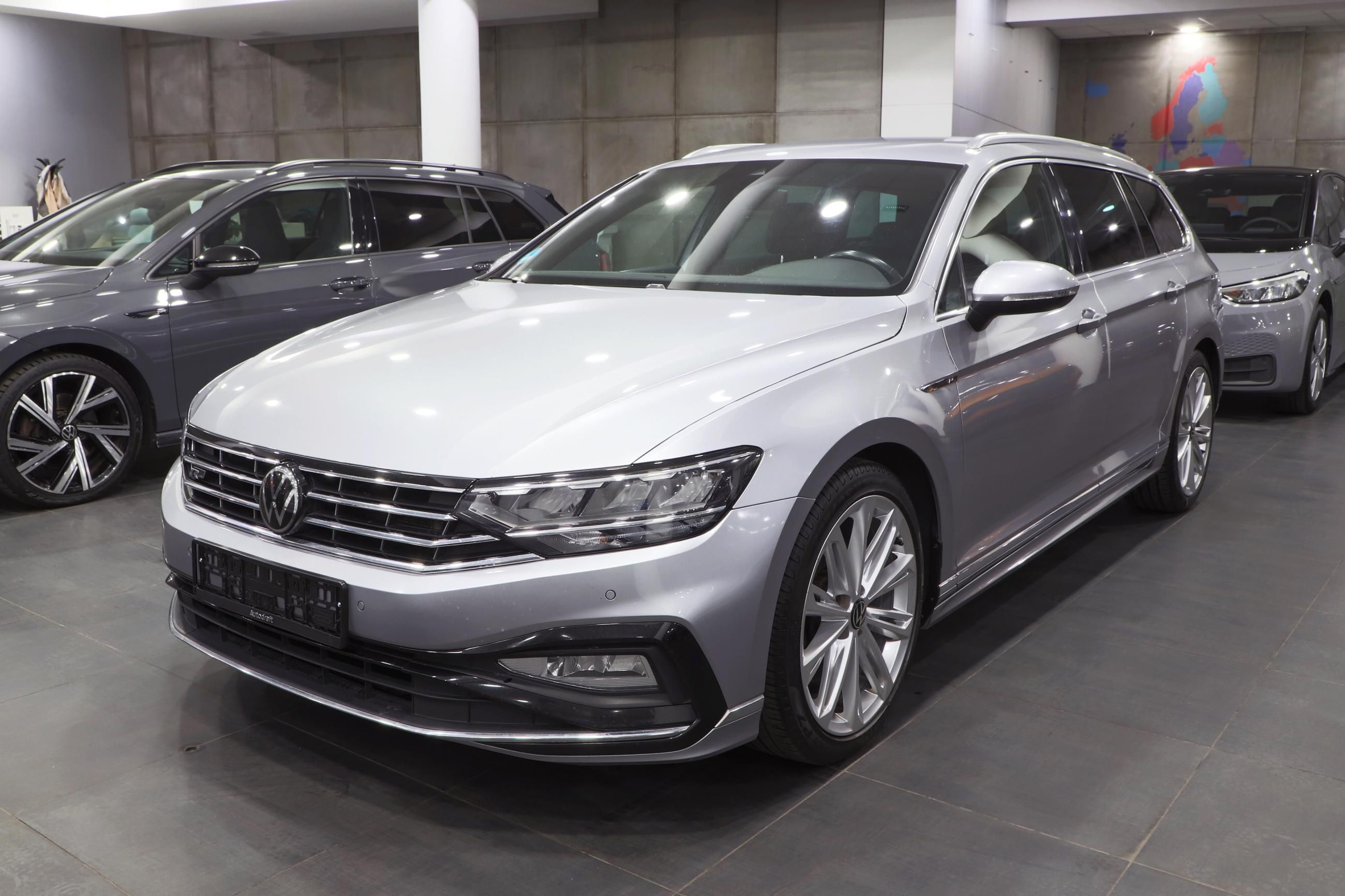 Volkswagen Passat Variant, 2.0 TDI 110kW R-Line / ALU 19 - fotka 2