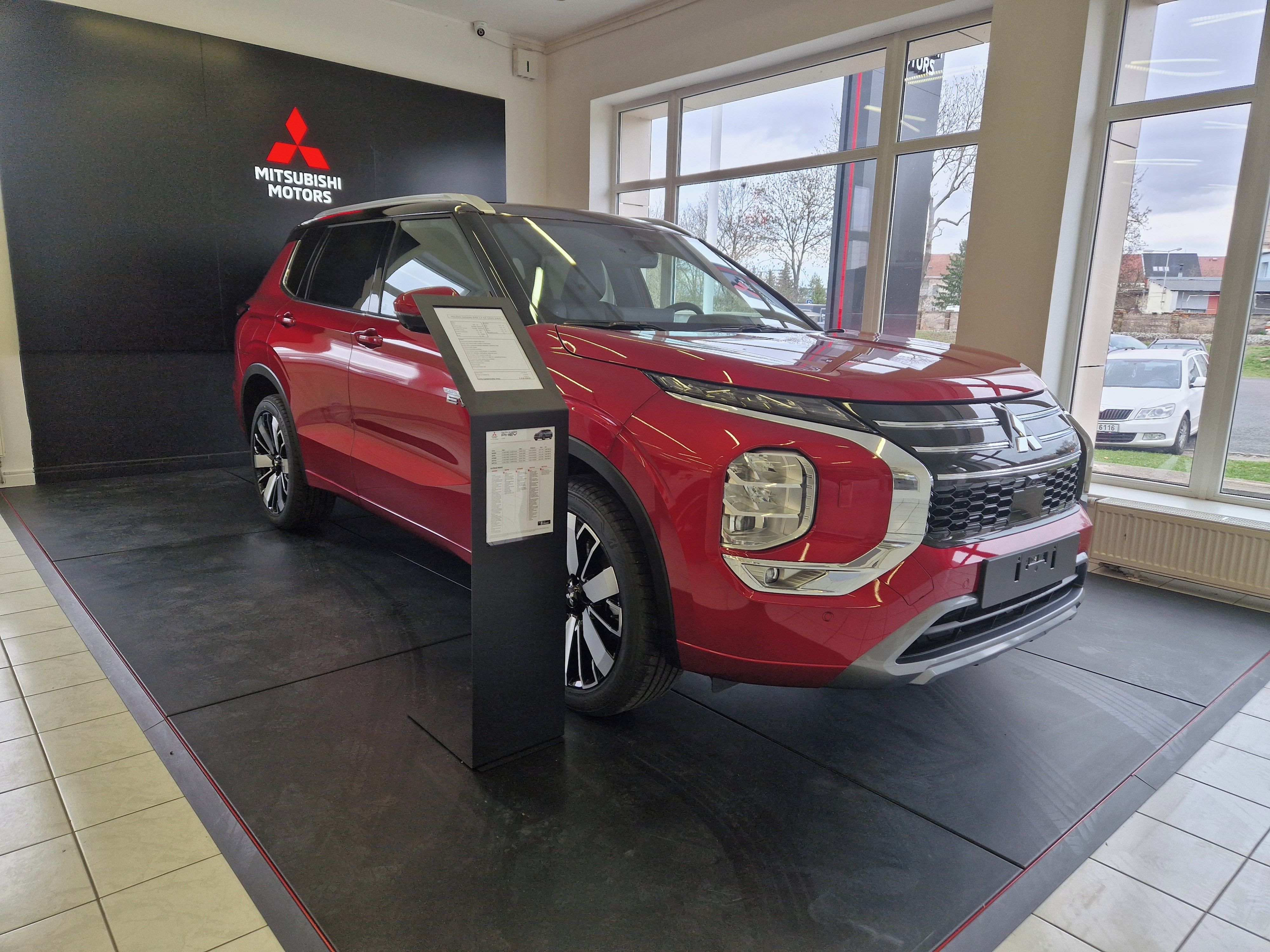 Mitsubishi Outlander, INSTYLE 2.4 MIVEC PHEV 306k - fotka 2
