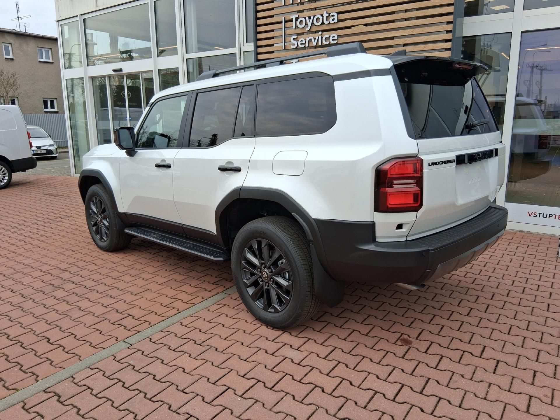 Toyota Land Cruiser, 2,8 MHEV EXECUTIVE + SKYVIEW - fotka 4