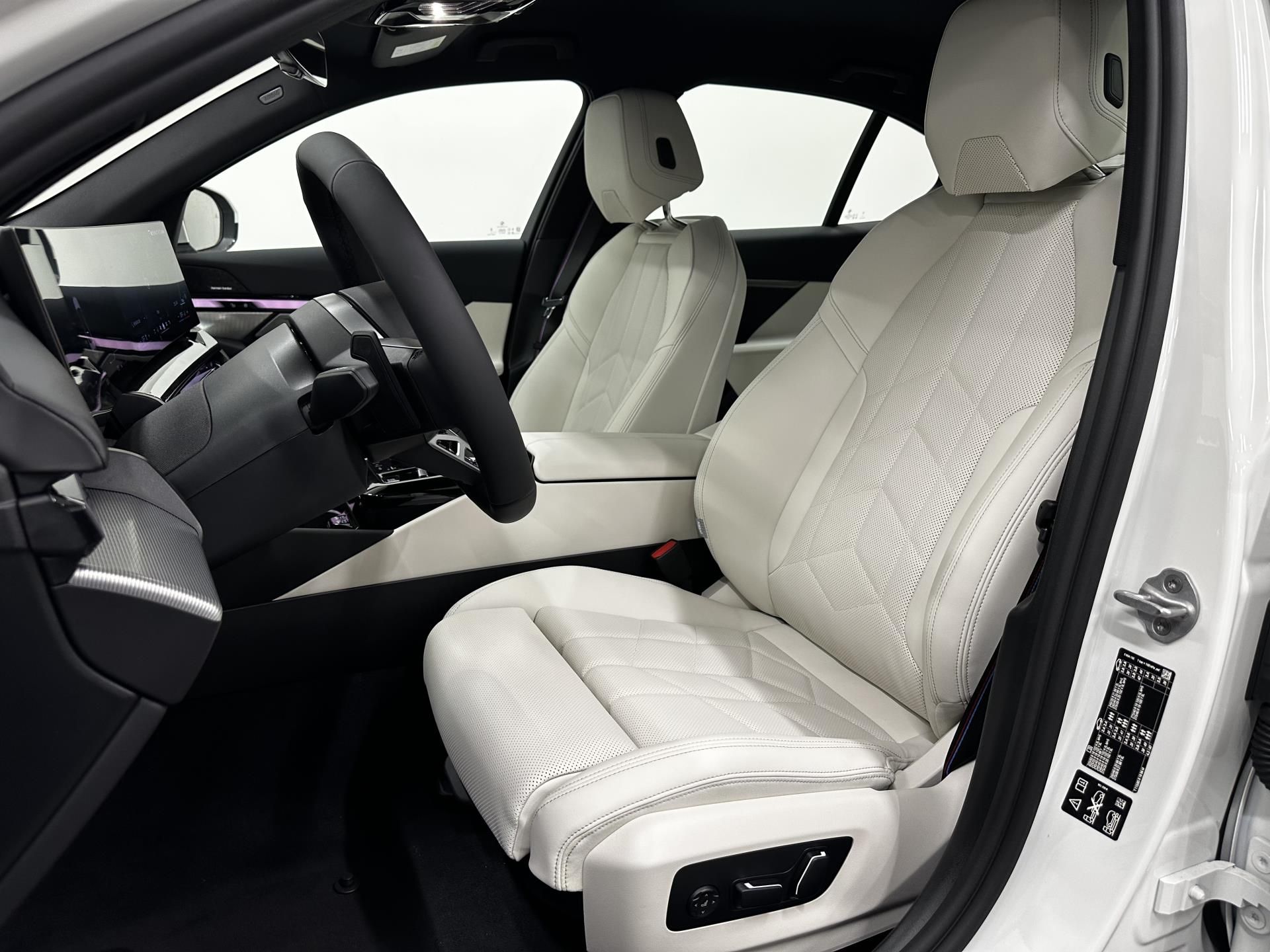 BMW Řada 5, 520d xDrive Sedan - fotka 6