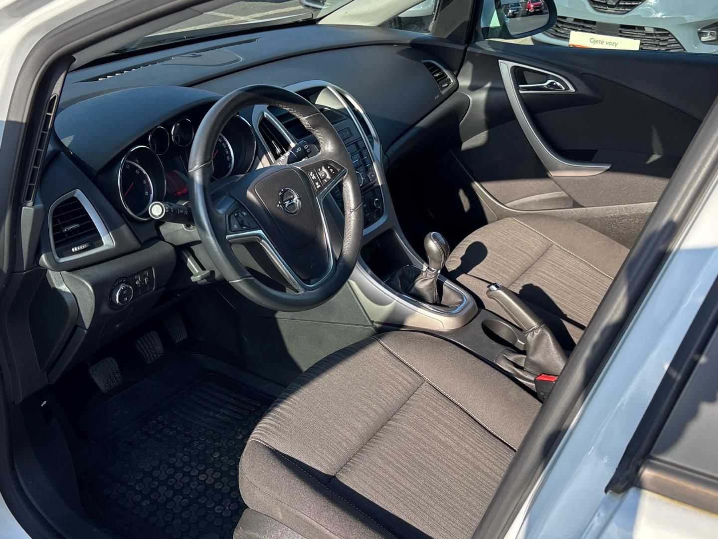 Opel Astra, 1.4 Turbo / 88 kW - fotka 6